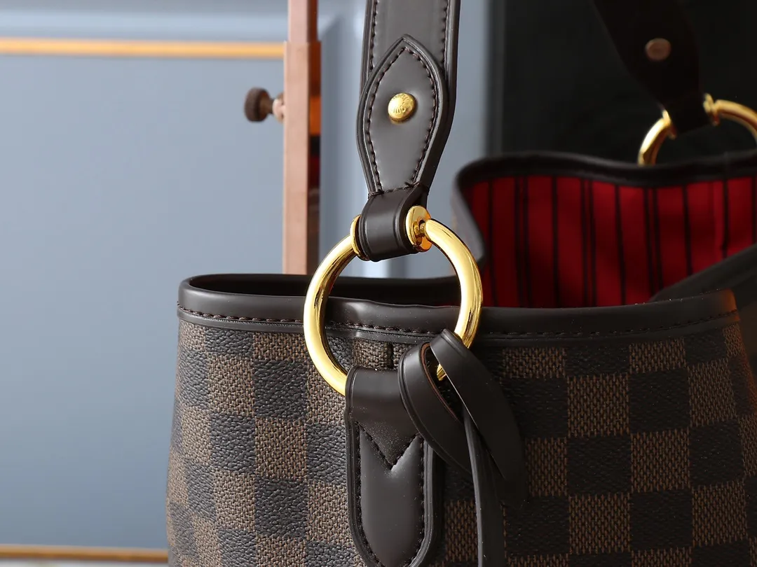 💰260💰Upgraded from the original M50156 Delightful second-hand version shopping bag! When you spend your workday in the city and your weekend at the beach, you don’t need to change your bag, because this fashionable, summery damier azur canvas calvi bag can be used for both work and beach vacations. This roomy tote features a large opening for easy access, convenient compartments and pockets to keep everything organized, and a vibrant garnet fabric lining adds a splash of color for a sunny summer mood. size: 41.0×33.0×15.0 cm.