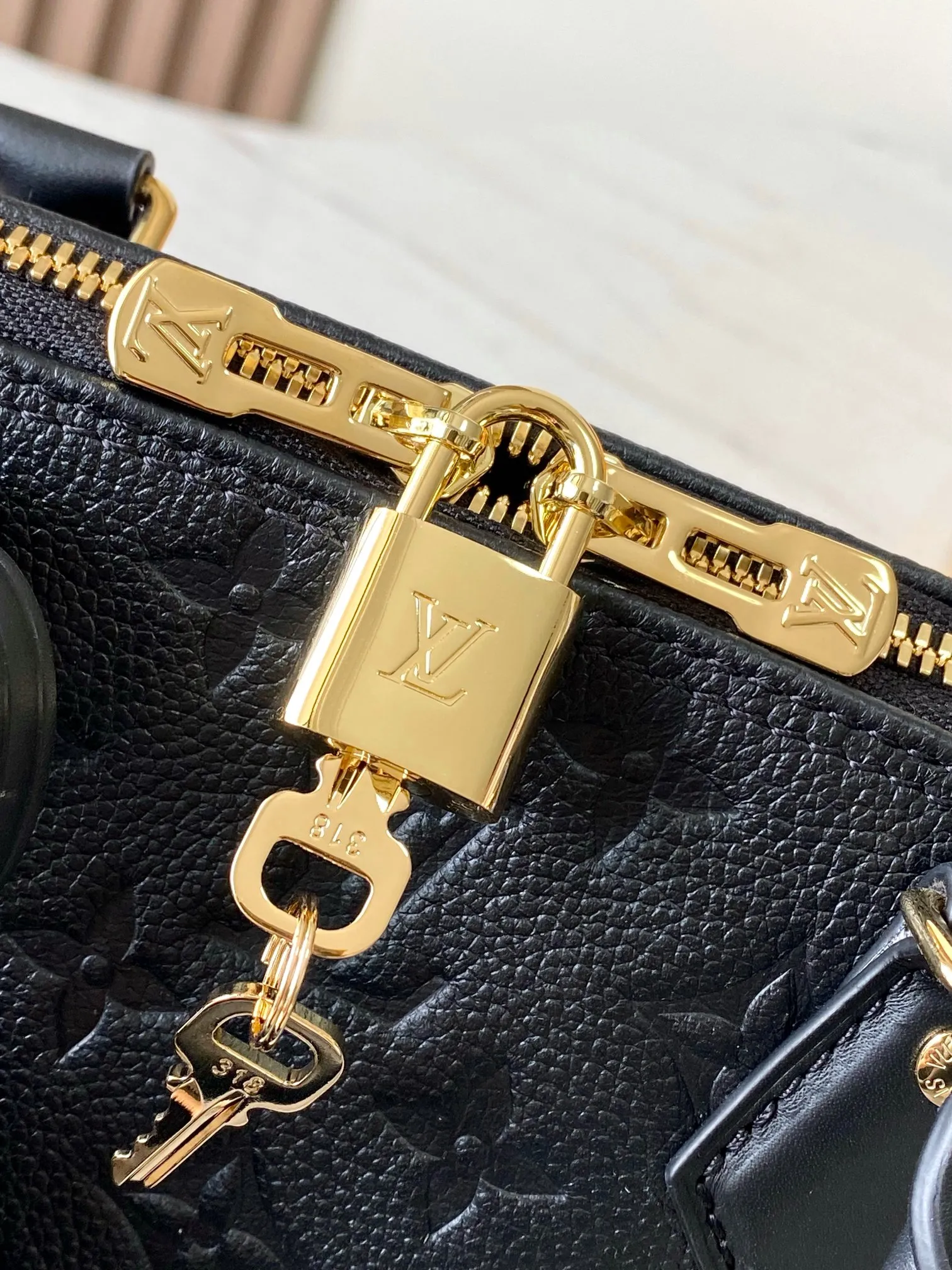 p2000 [Special grade MB163c chip version original leather] This Alma PM handbag Model: M26489 Material: Grade A all-steel hardware, imported original cowhide Packaging: Full set of original duty-free MB packaging Dimensions: 30.5 x 21 x 14.5 cm