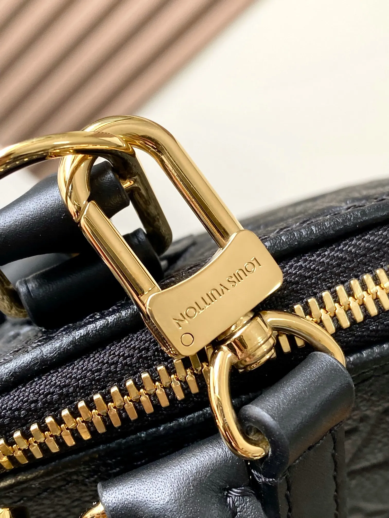 p2000 [Special grade MB163c chip version original leather] This Alma PM handbag Model: M26489 Material: Grade A all-steel hardware, imported original cowhide Packaging: Full set of original duty-free MB packaging Dimensions: 30.5 x 21 x 14.5 cm