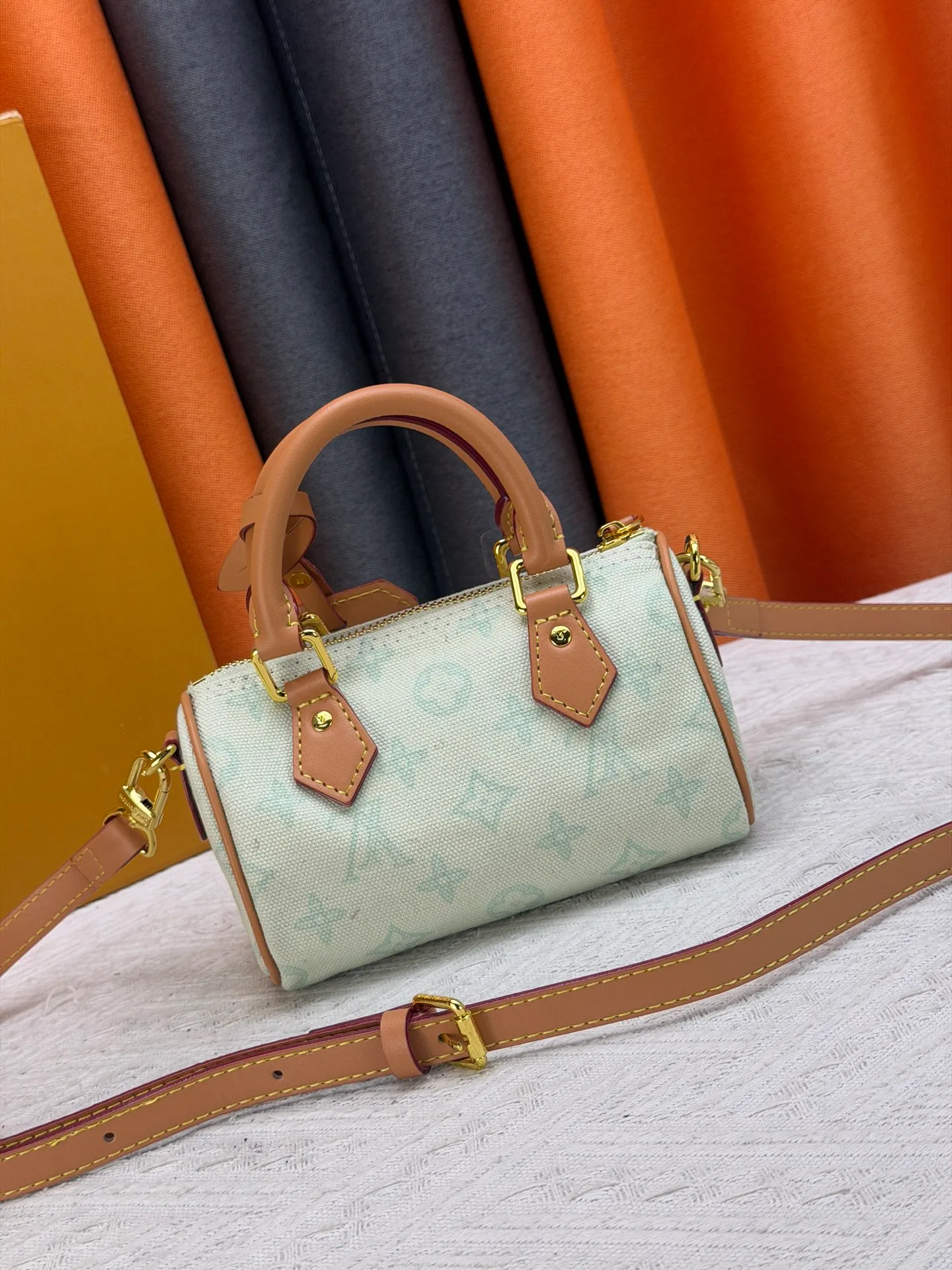 P220 M28322 Red M28323 M27610 M81085 [Exclusive background shot] This Nano Speedy handbag condenses the configuration of Louis Vuitton's classic Speedy handbag. It is made of Monogram canvas with distressed cow leather details and dazzling metal parts, making it easy to carry with you every day. The handles and removable and adjustable shoulder strap allow for a variety of styling possibilities. 16.0 x 10.0 x 7.5 cm (L x H x W) • Monogram coated canvas • Cow leather trim • Metal hardware • Zipper closure • Space to store daily necessities such as a 6.1-inch smartphone, card holder and lipstick • Shoulder strap: removable, adjustable • Half-length strap: 45.5 cm • Half-length strap adjustable to: 54.0 cm • Handle: Double handle