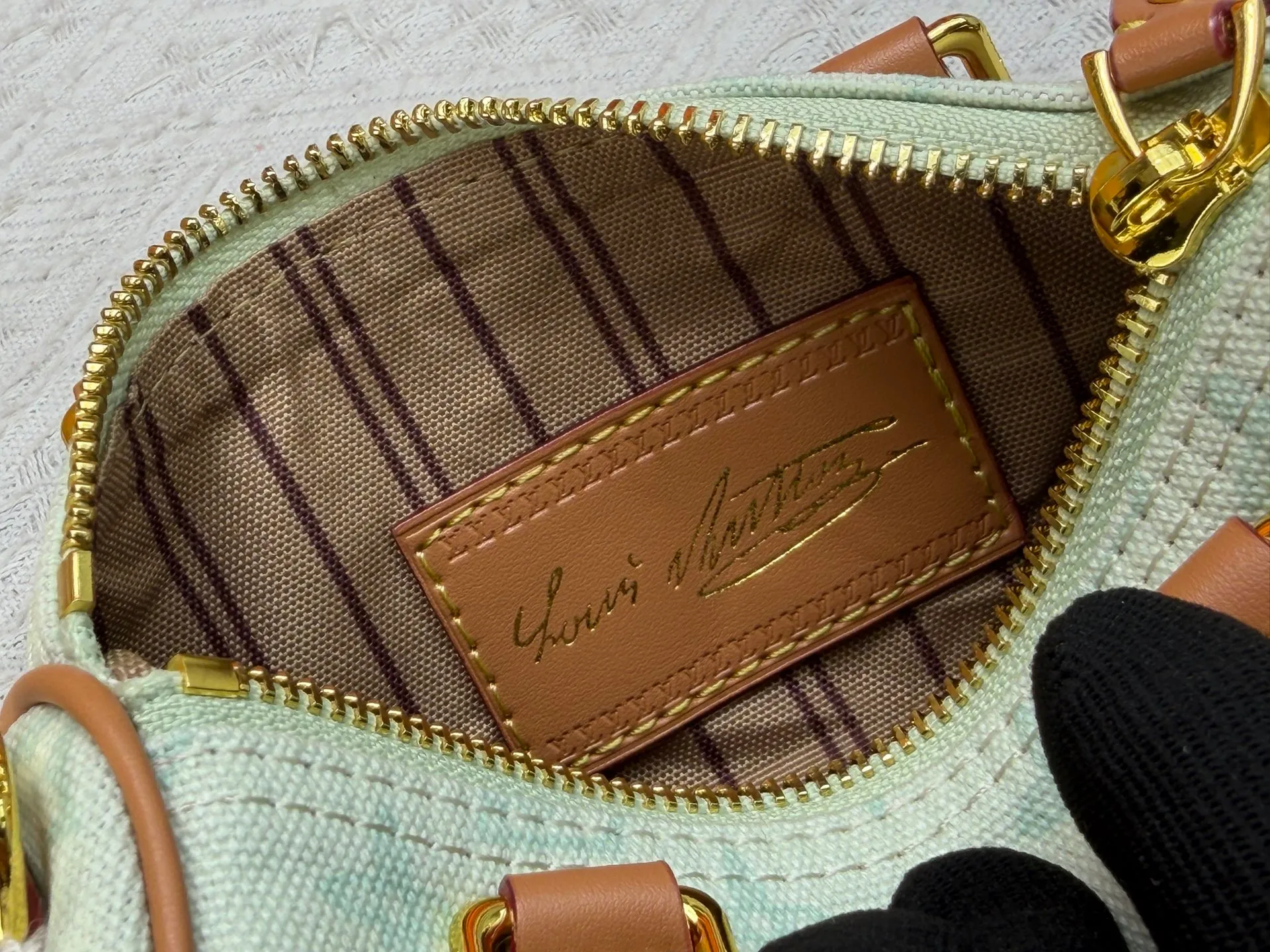 P220 M28322 Red M28323 M27610 M81085 [Exclusive background shot] This Nano Speedy handbag condenses the configuration of Louis Vuitton's classic Speedy handbag. It is made of Monogram canvas with distressed cow leather details and dazzling metal parts, making it easy to carry with you every day. The handles and removable and adjustable shoulder strap allow for a variety of styling possibilities. 16.0 x 10.0 x 7.5 cm (L x H x W) • Monogram coated canvas • Cow leather trim • Metal hardware • Zipper closure • Space to store daily necessities such as a 6.1-inch smartphone, card holder and lipstick • Shoulder strap: removable, adjustable • Half-length strap: 45.5 cm • Half-length strap adjustable to: 54.0 cm • Handle: Double handle