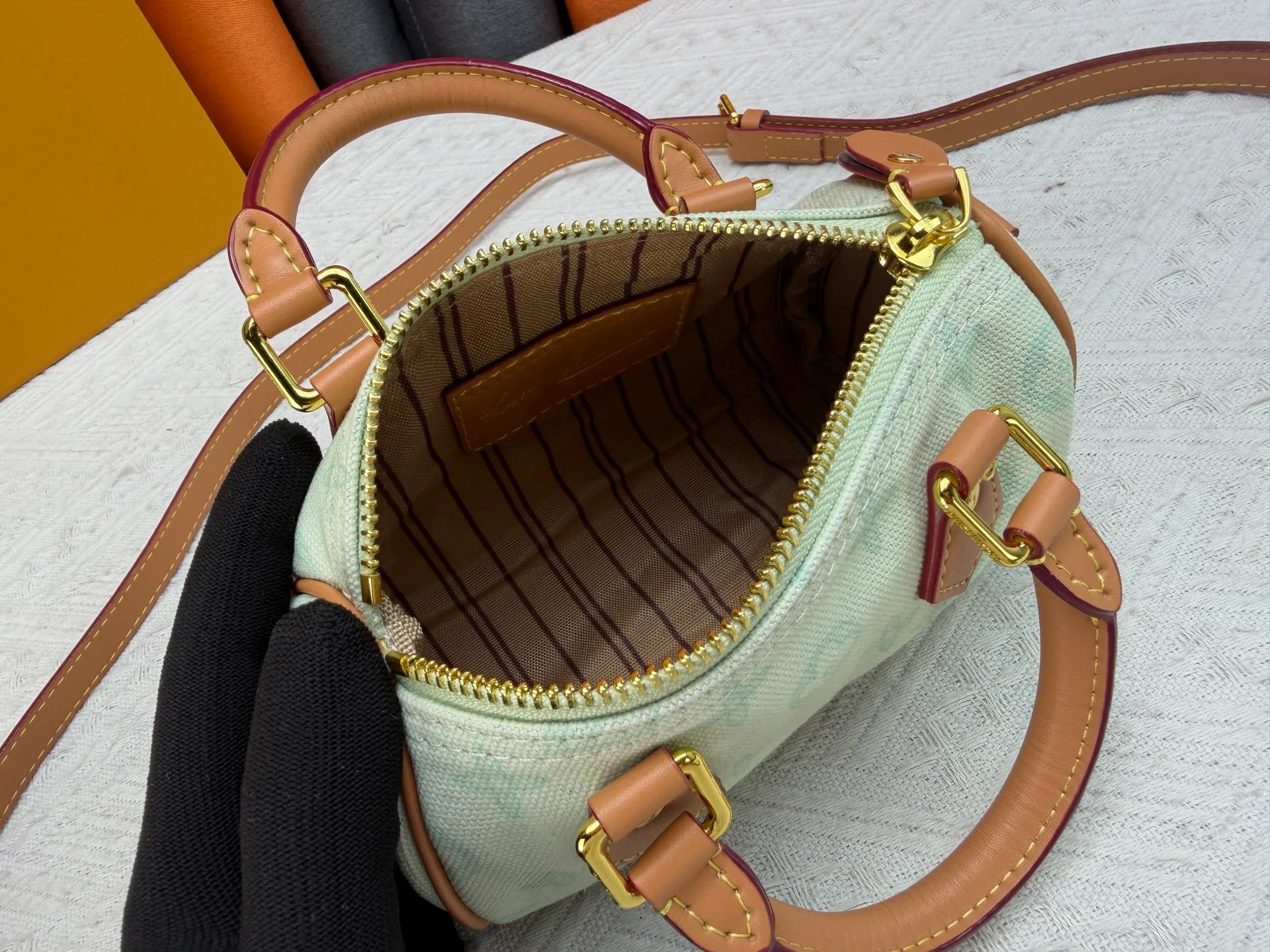 P220 M28322 Red M28323 M27610 M81085 [Exclusive background shot] This Nano Speedy handbag condenses the configuration of Louis Vuitton's classic Speedy handbag. It is made of Monogram canvas with distressed cow leather details and dazzling metal parts, making it easy to carry with you every day. The handles and removable and adjustable shoulder strap allow for a variety of styling possibilities. 16.0 x 10.0 x 7.5 cm (L x H x W) • Monogram coated canvas • Cow leather trim • Metal hardware • Zipper closure • Space to store daily necessities such as a 6.1-inch smartphone, card holder and lipstick • Shoulder strap: removable, adjustable • Half-length strap: 45.5 cm • Half-length strap adjustable to: 54.0 cm • Handle: Double handle