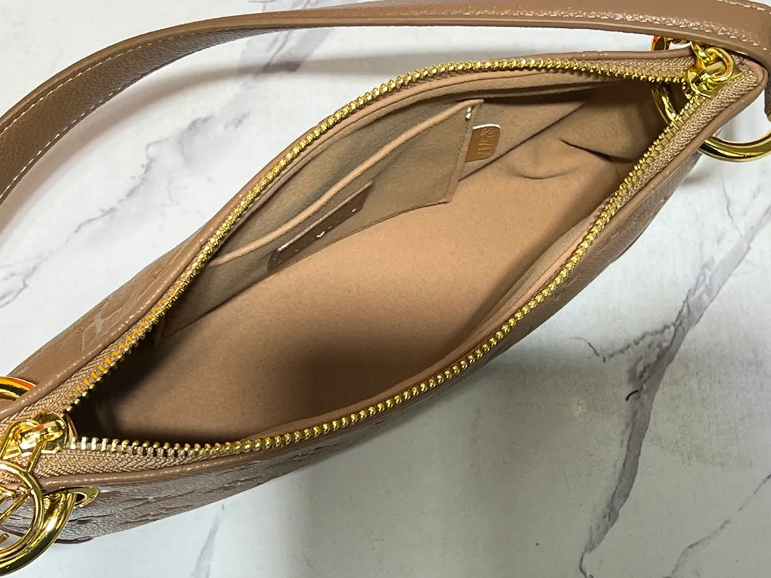 Batch 220💰Upgraded original M12174 This Pochette Sèvres belongs to the LV ski collection and is ready to shine in a "shiny" gun metal tone. It's crafted from signature Monogram Empreinte leather with pale gold hardware for an elegant contrast. The double zip closure features two pendants, one depicting an LV ring and the other displaying a crystal-embellished Monogram flower. Think of it as the perfect après-ski bag. Dimensions: 25 x 13 x 5 cm (length x height x width)