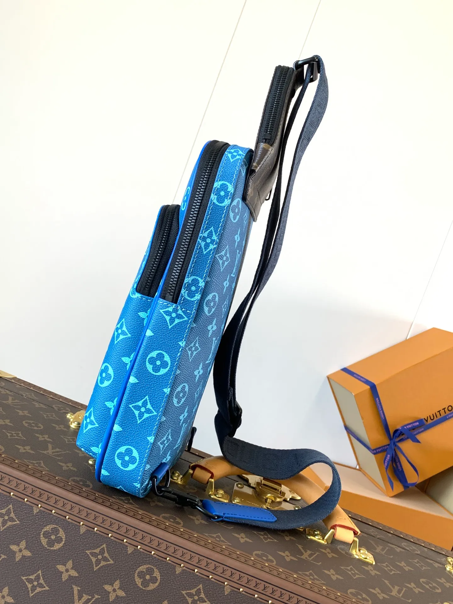 💰920 Top original order M23782 blue Top original order Transcoding chip This Avenue shoulder bag uses canvas shoulder straps and lining, injecting sustainable concepts into the classic design. Monogram Macassar canvas and leather trim add a dash of elegance, while zippered front pockets and a small top zip pocket complete the functional details. 20 x 31 x 7 cm (length x height x width)