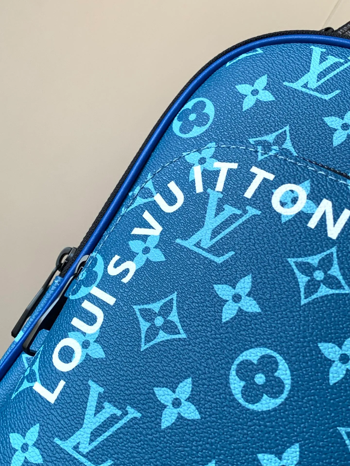 💰920 Top original order M23782 blue Top original order Transcoding chip This Avenue shoulder bag uses canvas shoulder straps and lining, injecting sustainable concepts into the classic design. Monogram Macassar canvas and leather trim add a dash of elegance, while zippered front pockets and a small top zip pocket complete the functional details. 20 x 31 x 7 cm (length x height x width)