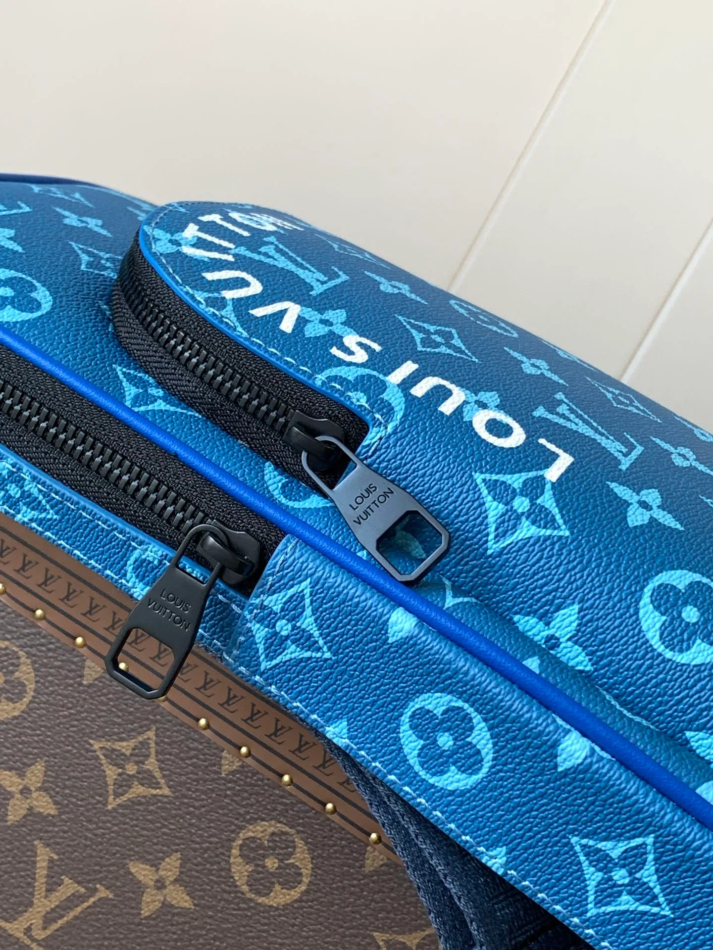 💰920 Top original order M23782 blue Top original order Transcoding chip This Avenue shoulder bag uses canvas shoulder straps and lining, injecting sustainable concepts into the classic design. Monogram Macassar canvas and leather trim add a dash of elegance, while zippered front pockets and a small top zip pocket complete the functional details. 20 x 31 x 7 cm (length x height x width)