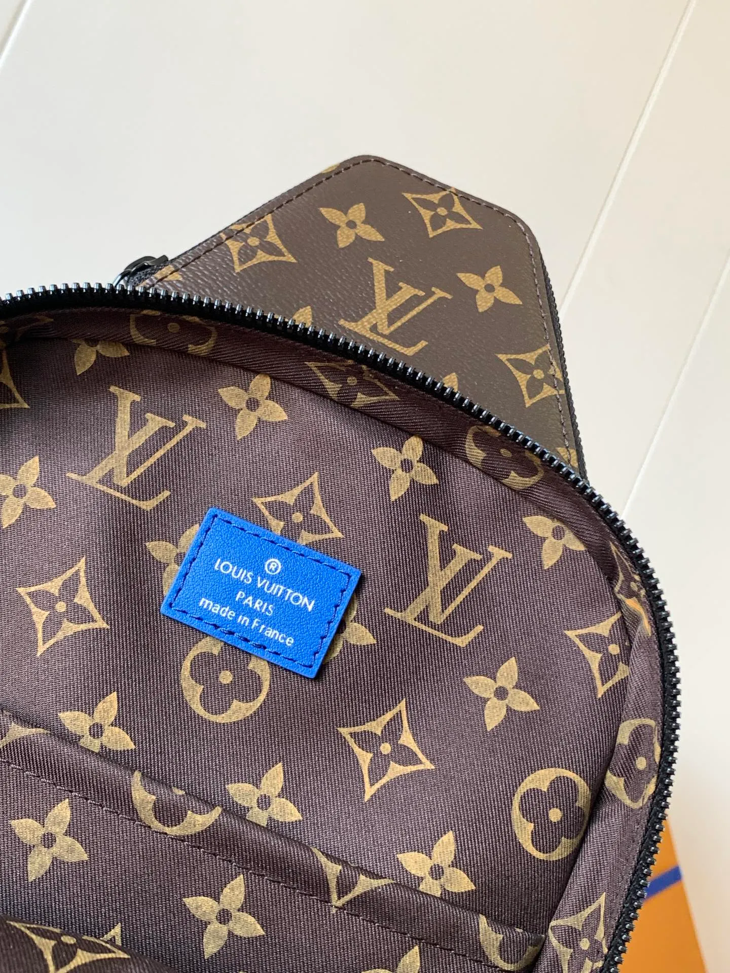 💰920 Top original order M23782 blue Top original order Transcoding chip This Avenue shoulder bag uses canvas shoulder straps and lining, injecting sustainable concepts into the classic design. Monogram Macassar canvas and leather trim add a dash of elegance, while zippered front pockets and a small top zip pocket complete the functional details. 20 x 31 x 7 cm (length x height x width)