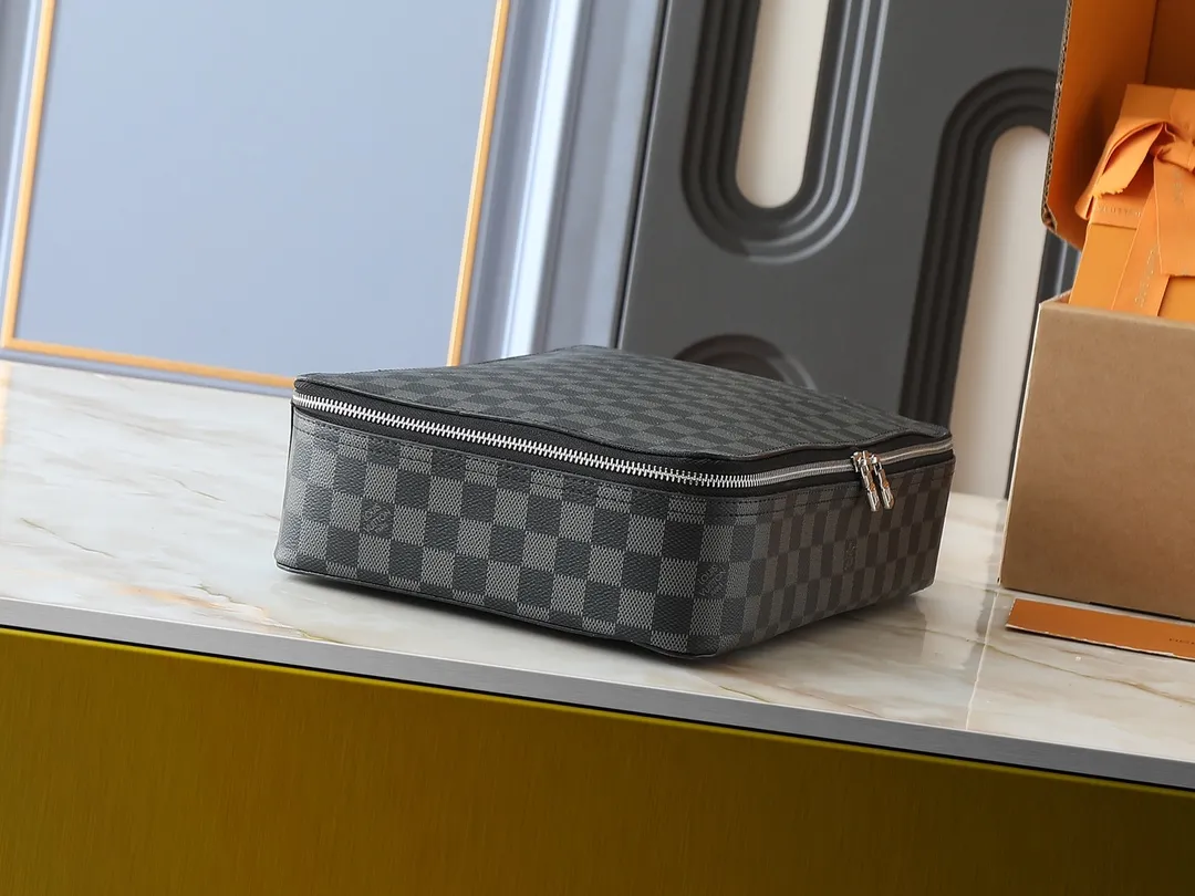 💰Large 130. Medium 120. Small 220💰Upgraded original M43690 M43689 M43688 old flower, black flower, black grid, jewelry box meets modern style travel jewelry box. Presbyopia storage box cosmetic bag box jewelry box, elegant red microfiber lining, this exquisite and elegant Monogram treasure can safely store earrings, necklaces, bracelets and rings. The size is large 34.0×22.0×8.5, medium 22.4x14x8.5, small 17x9.5x8.5 cm.