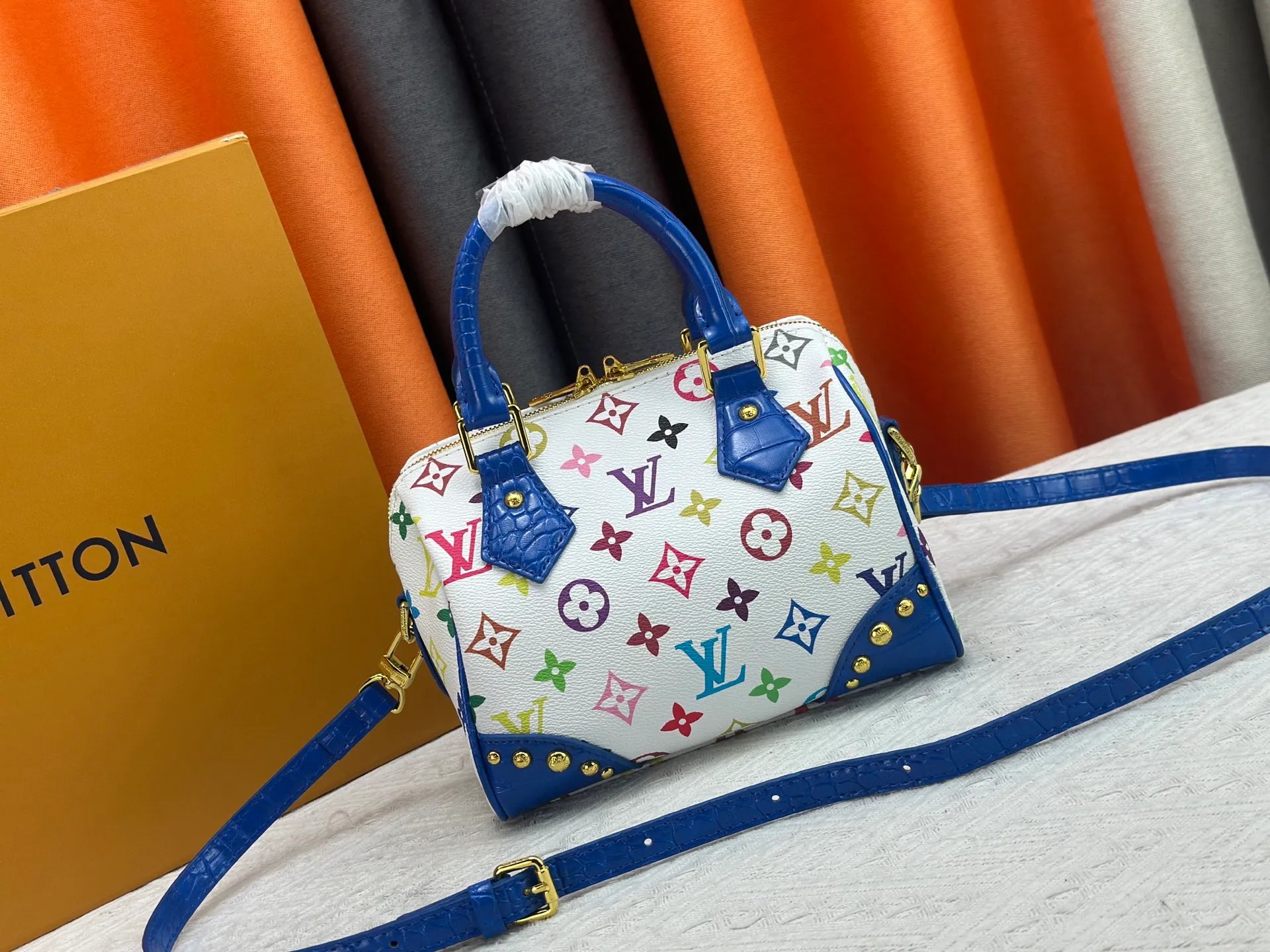 P260 Upgraded original crocodile pattern M13365 M58953 M46234 M46222 Speedy Bandoulière 20 handbag is made of soft coated canvas, and the full-length Monogram pattern is traced in colorful rainbow tones, highlighting the smart style of the Louis Vuitton x Murakami reissue series. The Toron handle and detachable shoulder strap are constructed of cow leather, the metal corners recall classic luggage elements, and the bow-shaped key bag and padlock add brand touches. Dimensions: 20.5 x 13.5 x 12.0 cm (length x height x width)