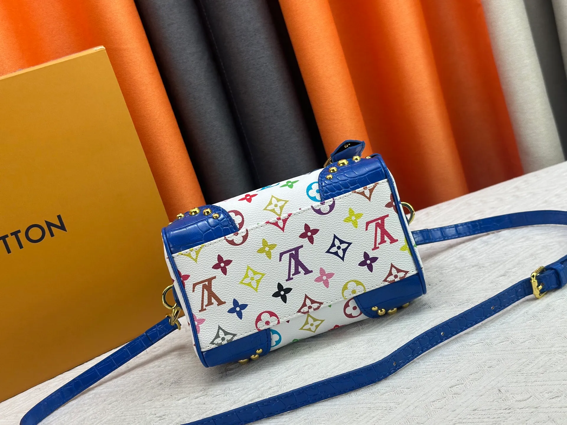 P260 Upgraded original crocodile pattern M13365 M58953 M46234 M46222 Speedy Bandoulière 20 handbag is made of soft coated canvas, and the full-length Monogram pattern is traced in colorful rainbow tones, highlighting the smart style of the Louis Vuitton x Murakami reissue series. The Toron handle and detachable shoulder strap are constructed of cow leather, the metal corners recall classic luggage elements, and the bow-shaped key bag and padlock add brand touches. Dimensions: 20.5 x 13.5 x 12.0 cm (length x height x width)