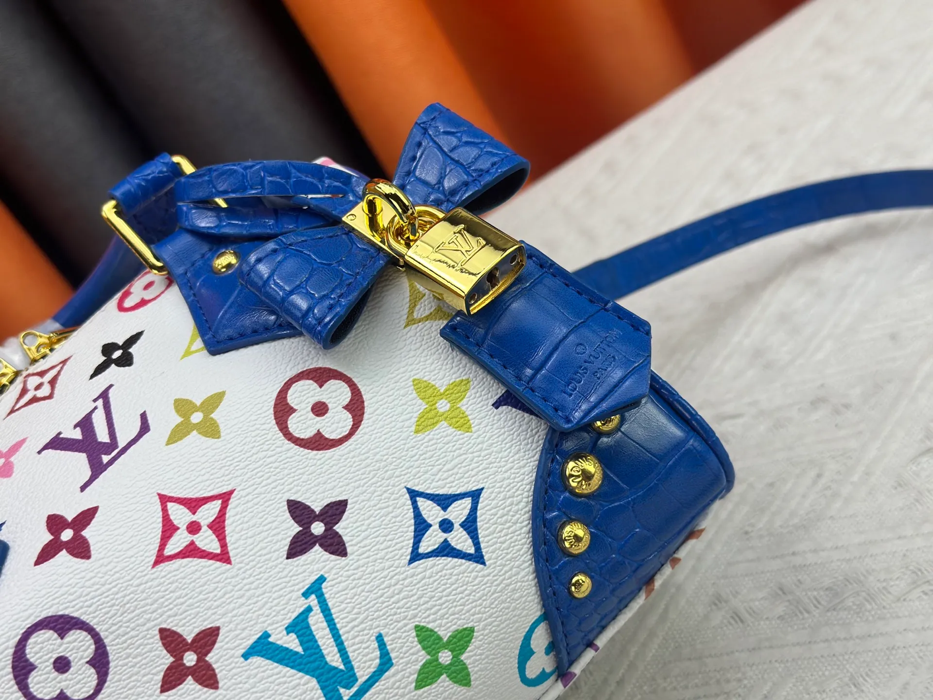 P260 Upgraded original crocodile pattern M13365 M58953 M46234 M46222 Speedy Bandoulière 20 handbag is made of soft coated canvas, and the full-length Monogram pattern is traced in colorful rainbow tones, highlighting the smart style of the Louis Vuitton x Murakami reissue series. The Toron handle and detachable shoulder strap are constructed of cow leather, the metal corners recall classic luggage elements, and the bow-shaped key bag and padlock add brand touches. Dimensions: 20.5 x 13.5 x 12.0 cm (length x height x width)