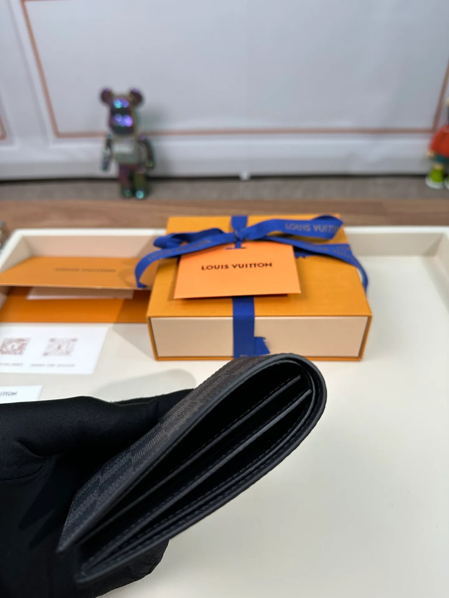 P440 N63261 [Special Genuine Product] Named after Slender, it is extremely slim. Crafted from fine Damier Infini leather, it's compact enough to hold all your essentials while still fitting easily into the front and rear pockets. 11X8cm
