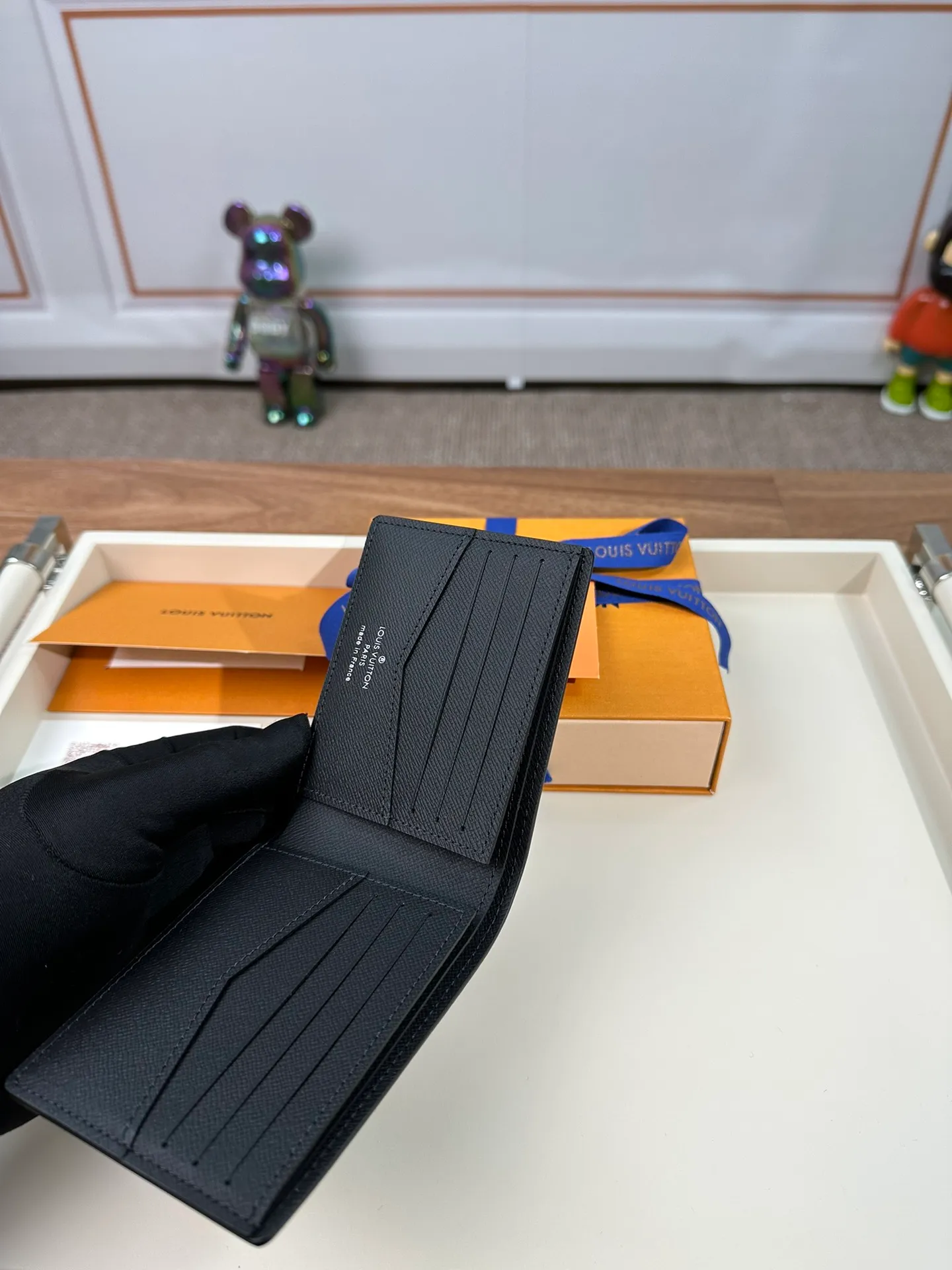 P440 N63261 [Special Genuine Product] Named after Slender, it is extremely slim. Crafted from fine Damier Infini leather, it's compact enough to hold all your essentials while still fitting easily into the front and rear pockets. 11X8cm