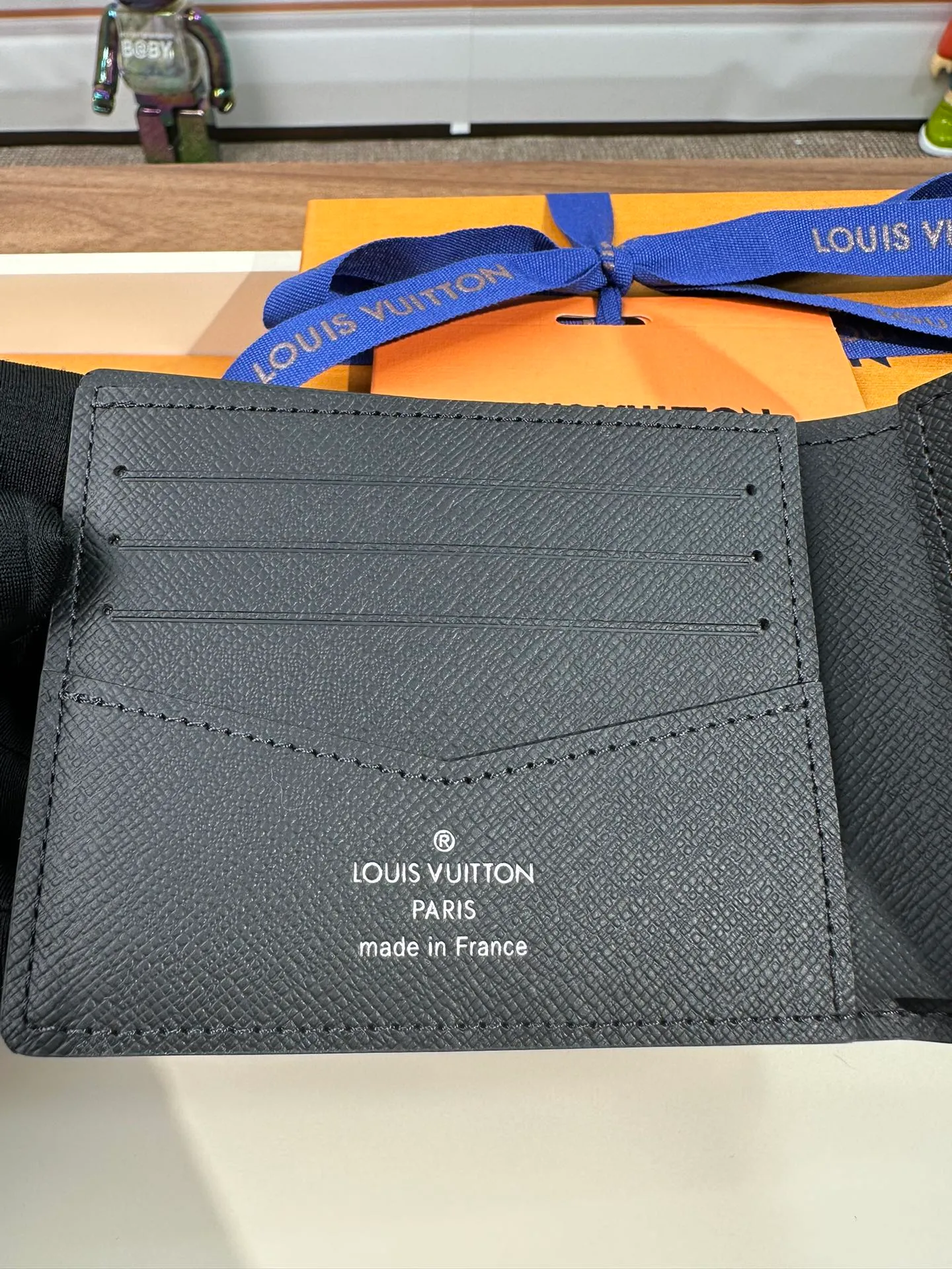 P440 N63261 [Special Genuine Product] Named after Slender, it is extremely slim. Crafted from fine Damier Infini leather, it's compact enough to hold all your essentials while still fitting easily into the front and rear pockets. 11X8cm