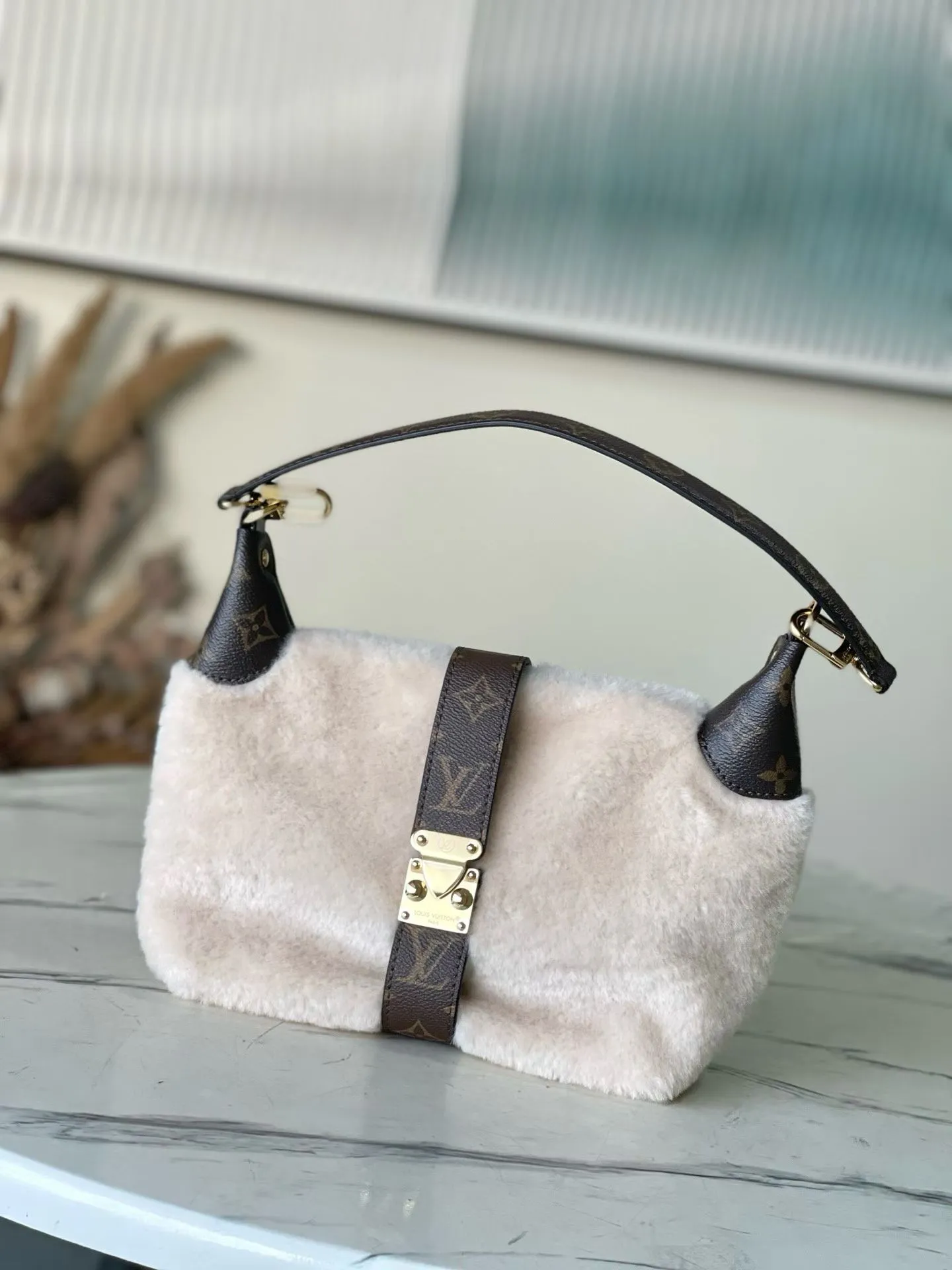 💰980 Top original order M26245 LV Ski series Pochette Mia handbag is made of shearling with Monogram canvas trim and dazzling metal parts, showing individual style in day and night occasions. The S-lock magnetic buckle continues the iconic design, subtly paying tribute to the brand's exquisite craftsmanship and long heritage. Dimensions: 22 × 14.5 × 8 cm