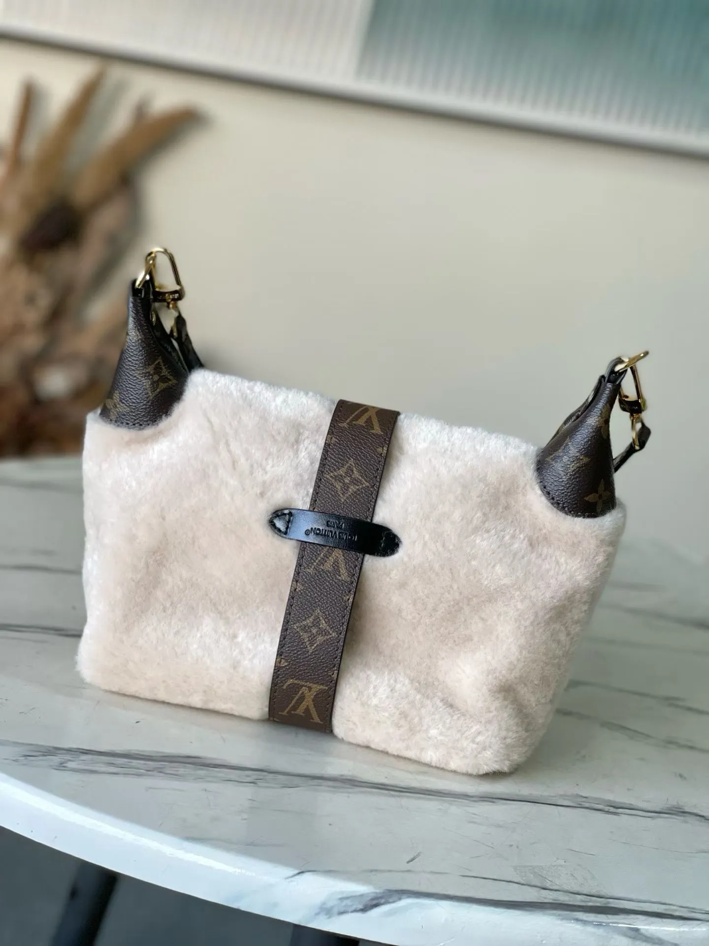 💰980 Top original order M26245 LV Ski series Pochette Mia handbag is made of shearling with Monogram canvas trim and dazzling metal parts, showing individual style in day and night occasions. The S-lock magnetic buckle continues the iconic design, subtly paying tribute to the brand's exquisite craftsmanship and long heritage. Dimensions: 22 × 14.5 × 8 cm