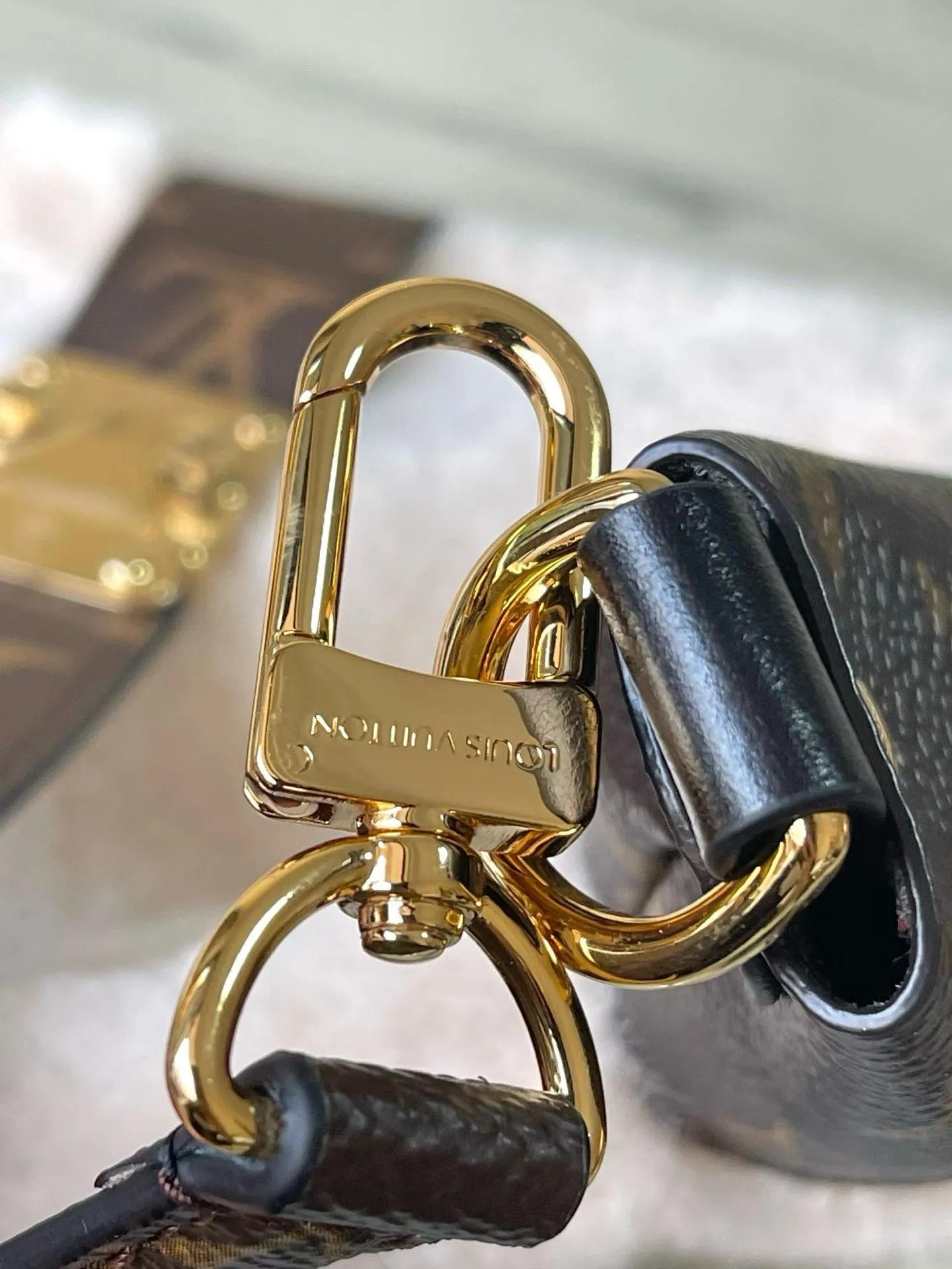 💰980 Top original order M26245 LV Ski series Pochette Mia handbag is made of shearling with Monogram canvas trim and dazzling metal parts, showing individual style in day and night occasions. The S-lock magnetic buckle continues the iconic design, subtly paying tribute to the brand's exquisite craftsmanship and long heritage. Dimensions: 22 × 14.5 × 8 cm