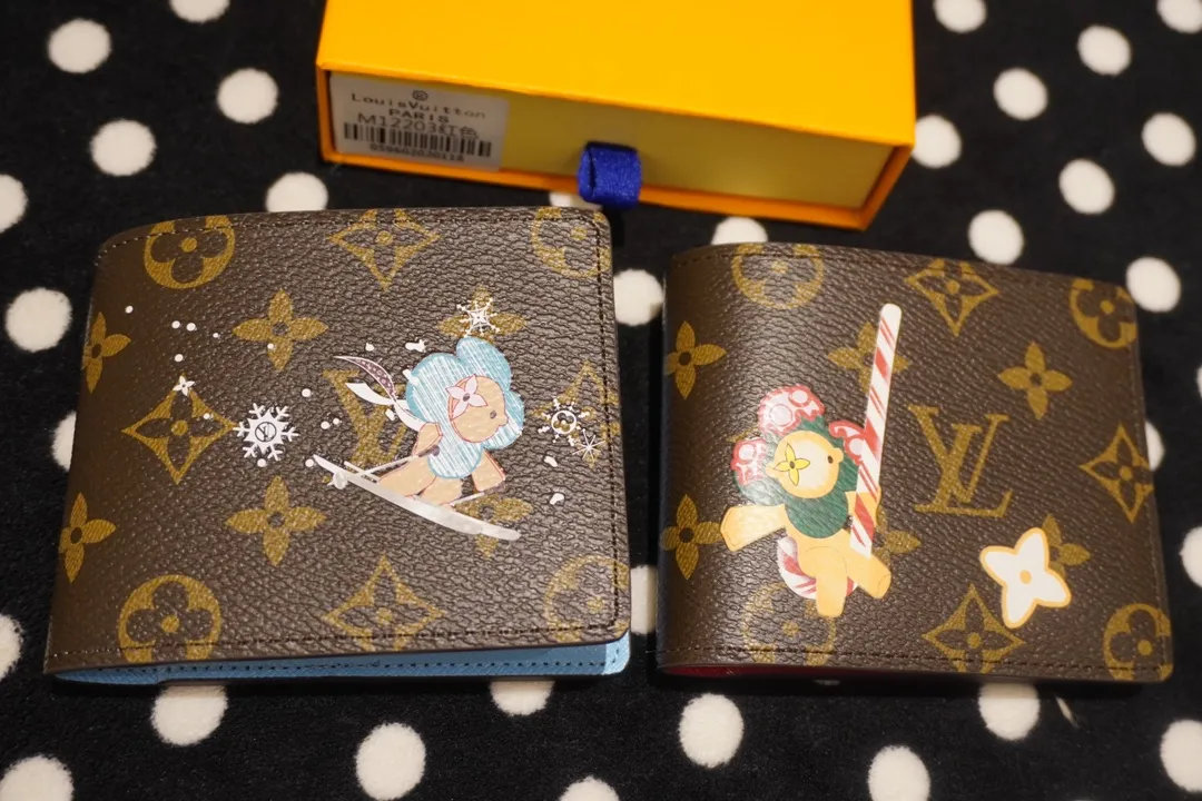 P130💰 60895, style number 12458, the LV Charms card holder is from the SnowShow series, incorporating smooth leather trim and festive patterns into the iconic Monogram canvas. The brand mascot Vivienne’s pet dog Petula lives in a corner, and Vivienne decorations and LV flowers complete the exquisite design. Dimensions 11x9x2