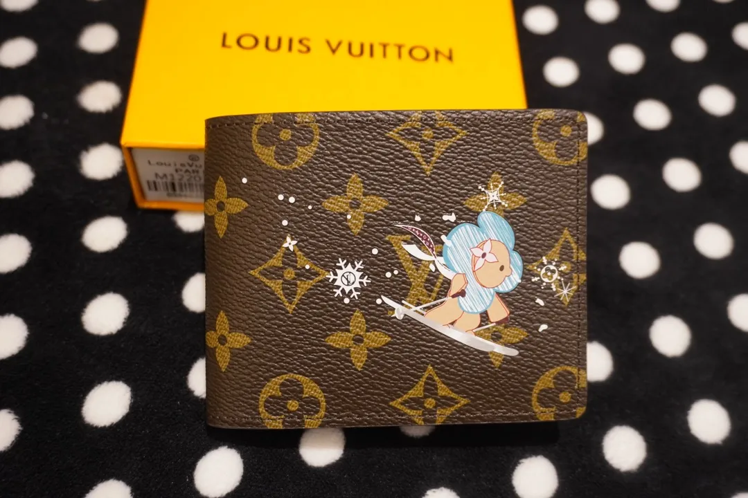 P130💰 60895, style number 12458, the LV Charms card holder is from the SnowShow series, incorporating smooth leather trim and festive patterns into the iconic Monogram canvas. The brand mascot Vivienne’s pet dog Petula lives in a corner, and Vivienne decorations and LV flowers complete the exquisite design. Dimensions 11x9x2