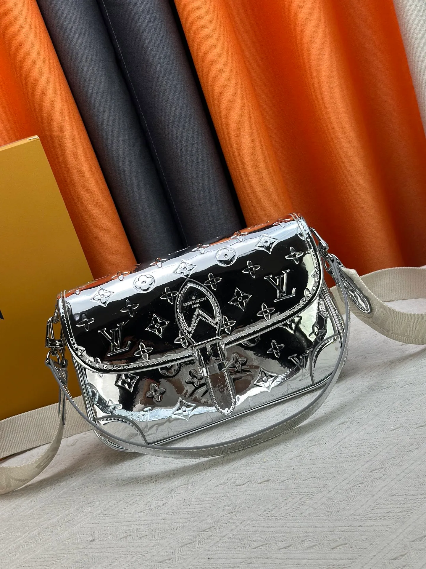 P280 Upgraded original M45985 M45988 Gold Silver This Diane handbag is decorated with classic Monogram cow leather and dazzling metal parts, using modern touches to interpret the new season interest. The zippered interior pocket keeps valuables secure, and the removable leather shoulder strap allows for a variety of carrying options. Dimensions: 24.0 x 15.0 x 9.0 cm (length x height x width)