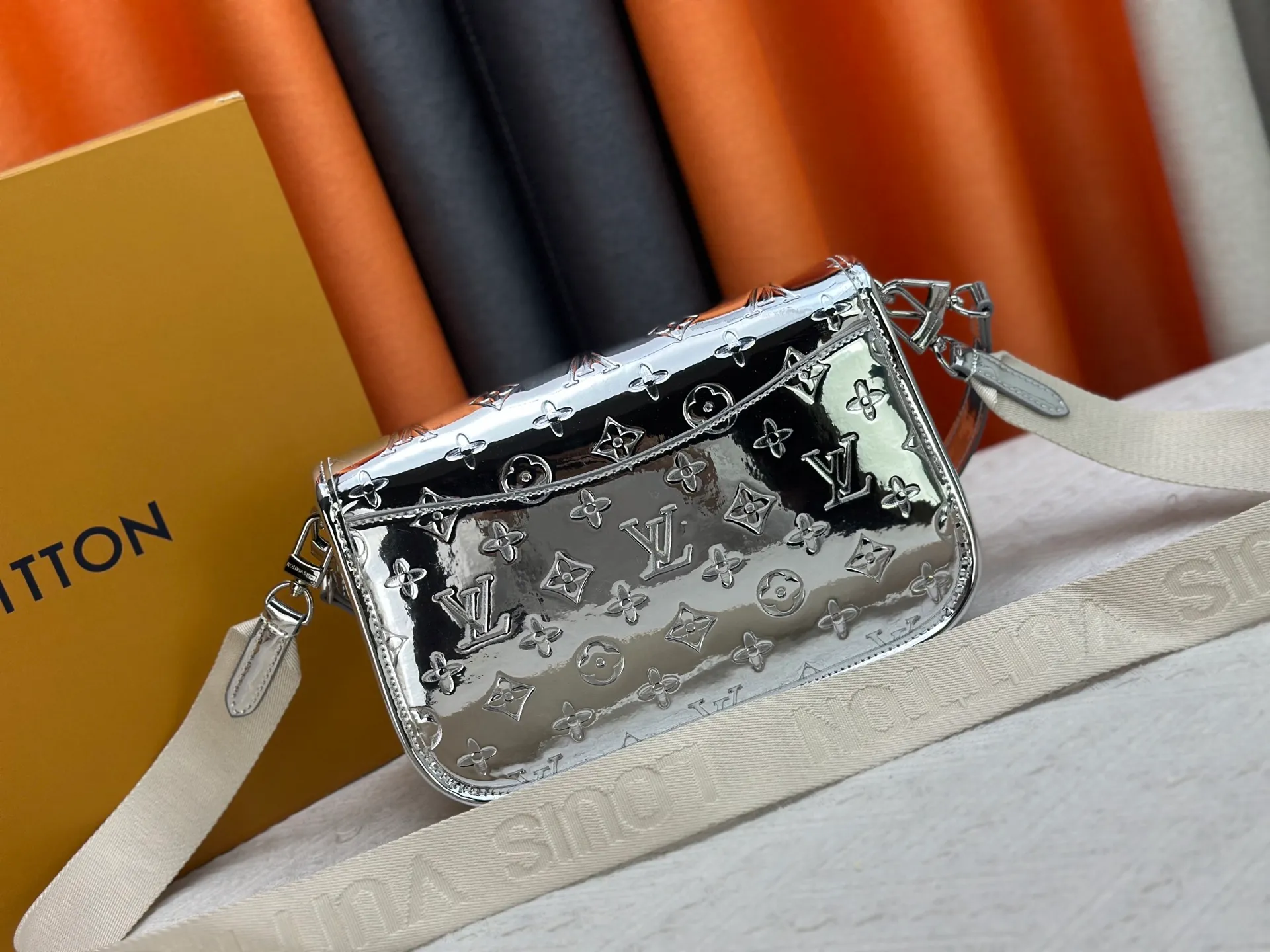 P280 Upgraded original M45985 M45988 Gold Silver This Diane handbag is decorated with classic Monogram cow leather and dazzling metal parts, using modern touches to interpret the new season interest. The zippered interior pocket keeps valuables secure, and the removable leather shoulder strap allows for a variety of carrying options. Dimensions: 24.0 x 15.0 x 9.0 cm (length x height x width)