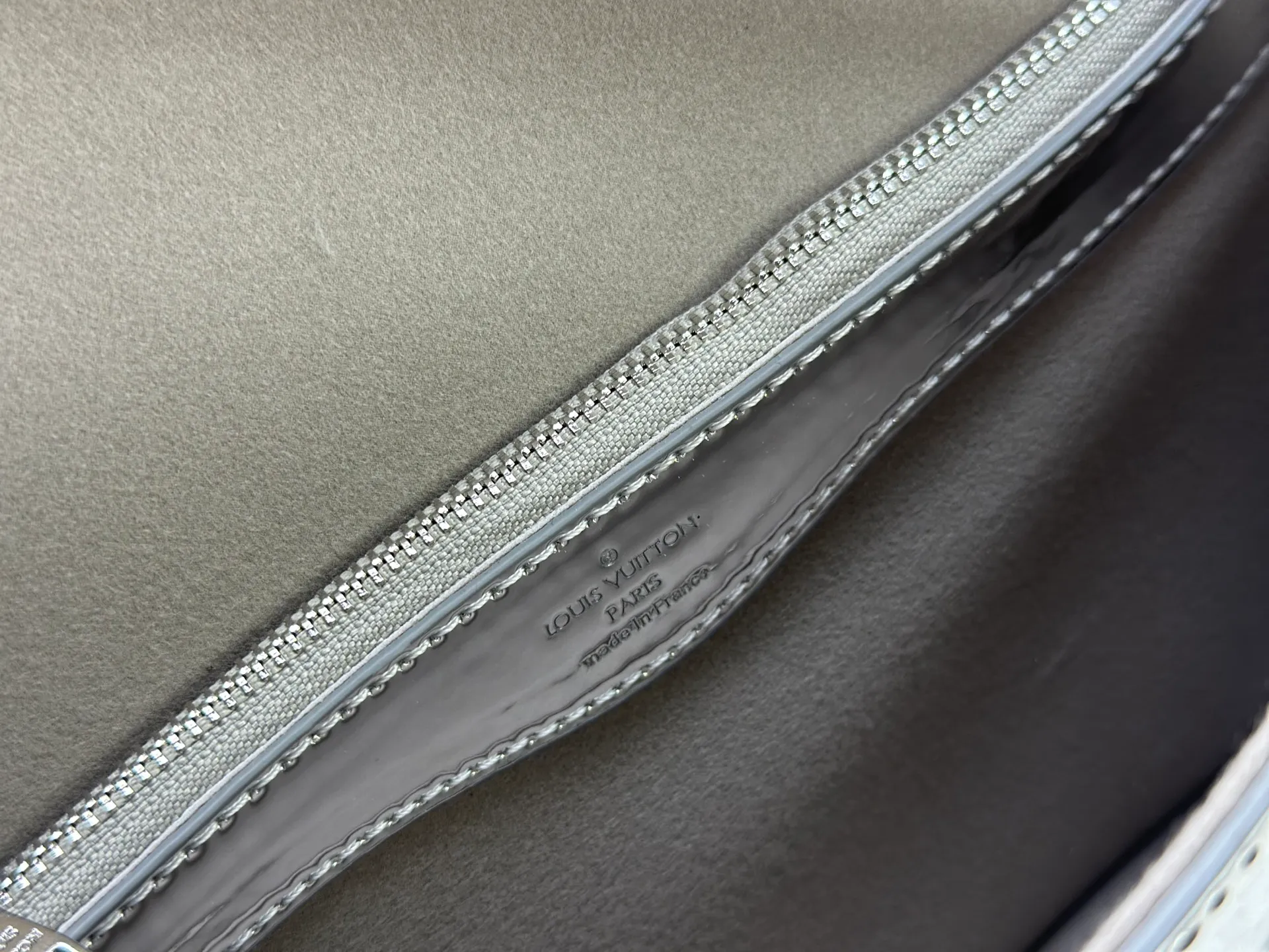 P280 Upgraded original M45985 M45988 Gold Silver This Diane handbag is decorated with classic Monogram cow leather and dazzling metal parts, using modern touches to interpret the new season interest. The zippered interior pocket keeps valuables secure, and the removable leather shoulder strap allows for a variety of carrying options. Dimensions: 24.0 x 15.0 x 9.0 cm (length x height x width)