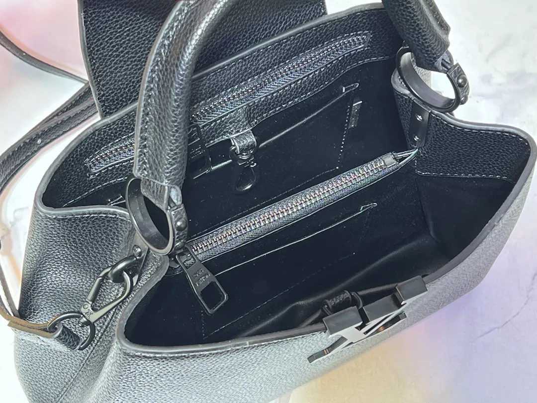 Batch 360💰Upgraded from the original M94519 M25255 M25256 M11798. This Capucines BB handbag is made of matte Taurillon cow leather with metal parts, which makes the classic design show off its neat style. The flap can be worn externally or internally, and the neat interior is equipped with multiple pockets. Attach the adjustable shoulder strap for easy cross-body wear. Dimensions: 27.0 x 17.3 x 9.0 cm (length x height x width)