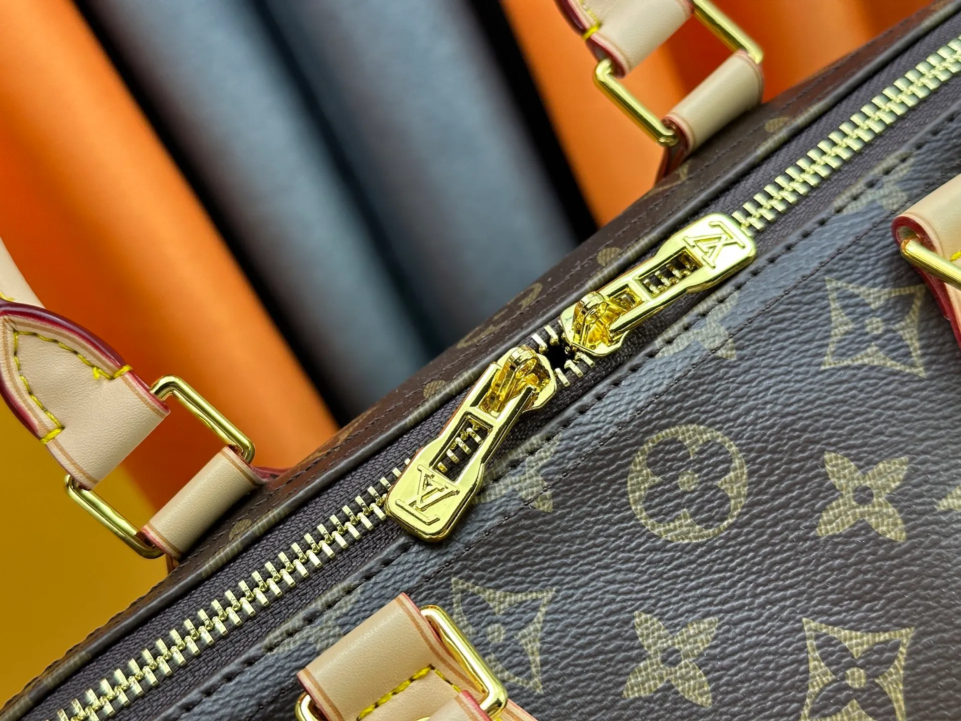 P300 M45957.M58953 M40391 This Speedy Bandoulière 30 handbag is made of Monogram canvas, cow leather trim and fabric lining. It continues the classic design of Louis Vuitton Speedy travel bag in a compact size. It is equipped with rolled leather handles and a detachable and adjustable fabric shoulder strap embellished with brand logo texture. Detailed features Dimensions: 30X21X17cm (length x height x width)