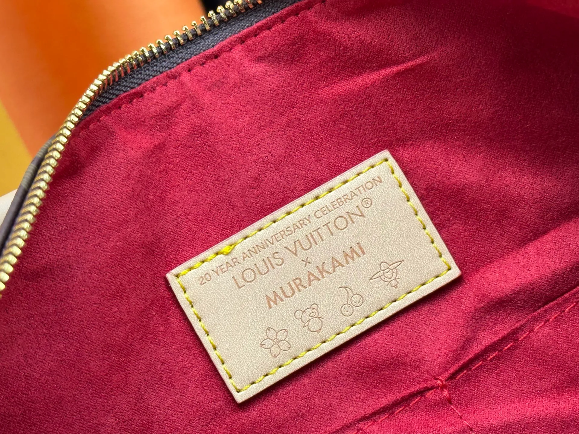 P300 M45957.M58953 M40391 This Speedy Bandoulière 30 handbag is made of Monogram canvas, cow leather trim and fabric lining. It continues the classic design of Louis Vuitton Speedy travel bag in a compact size. It is equipped with rolled leather handles and a detachable and adjustable fabric shoulder strap embellished with brand logo texture. Detailed features Dimensions: 30X21X17cm (length x height x width)