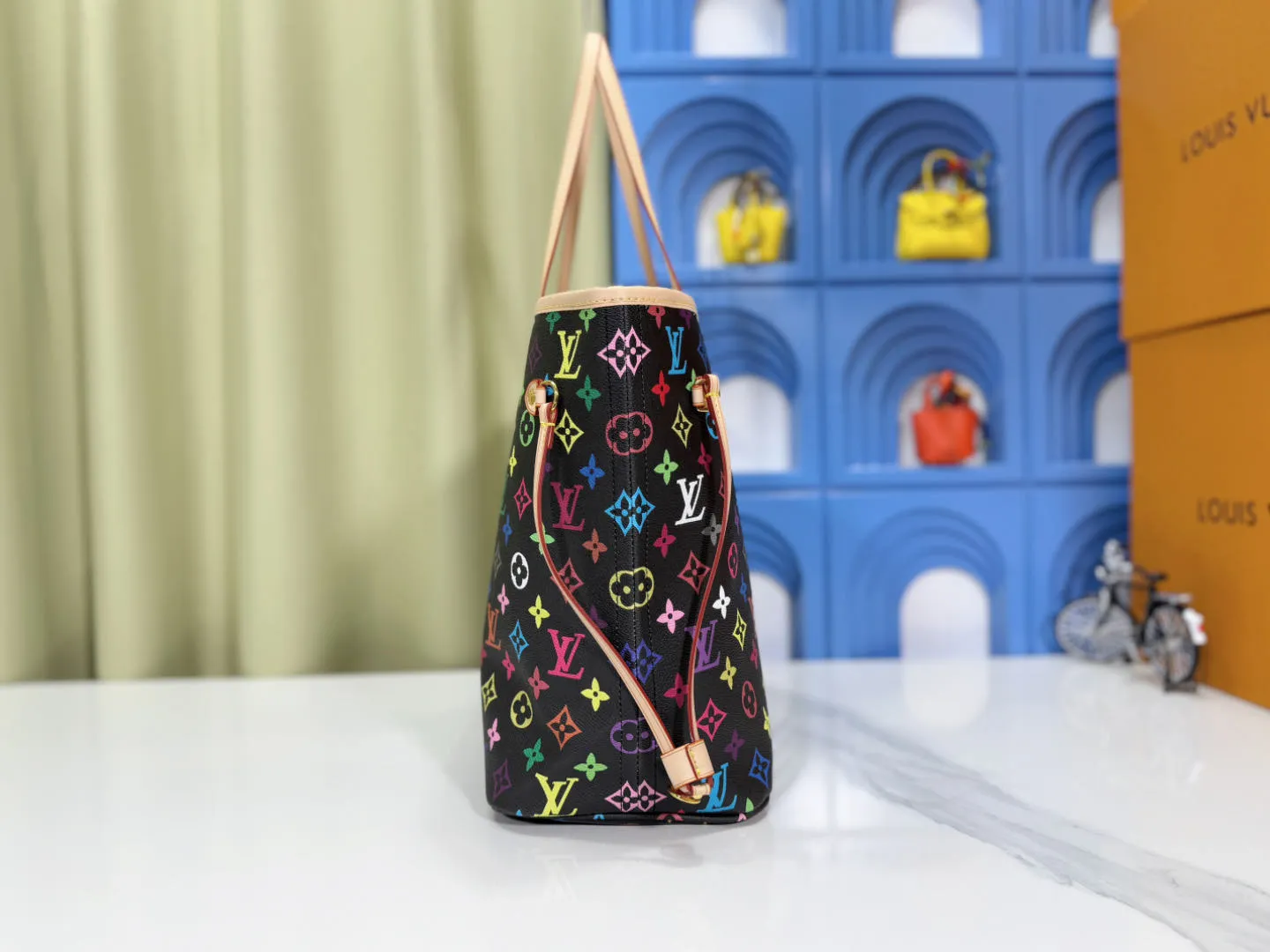 P260 upgraded original M40156 M40995 [latest color printing] Louis Vuitton's new interpretation of the neverfull classic handbag, explore the exquisite details inside the bag. Redesigned interior pockets feature fresh fabric linings and vintage details inspired by the Louis Vuitton archives, most notably the detachable zippered clutch, which can be used on its own as a sophisticated clutch or as an additional pocket. Bright lining tones add a lively feel to the classic monogram canvas. The most shining bag at night, only it can make you the brightest star in the night. Size 32x29x17cm