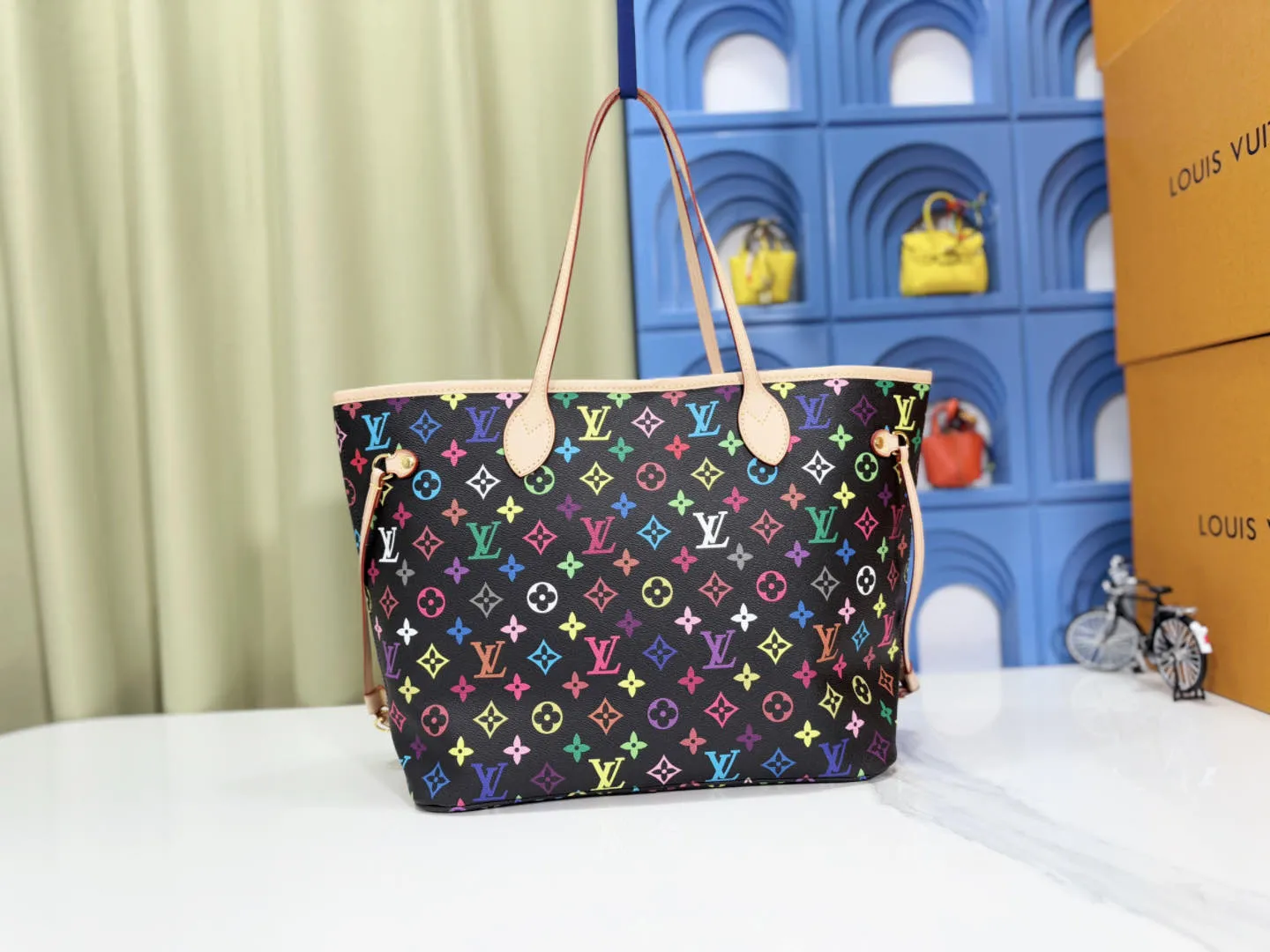 P260 upgraded original M40156 M40995 [latest color printing] Louis Vuitton's new interpretation of the neverfull classic handbag, explore the exquisite details inside the bag. Redesigned interior pockets feature fresh fabric linings and vintage details inspired by the Louis Vuitton archives, most notably the detachable zippered clutch, which can be used on its own as a sophisticated clutch or as an additional pocket. Bright lining tones add a lively feel to the classic monogram canvas. The most shining bag at night, only it can make you the brightest star in the night. Size 32x29x17cm