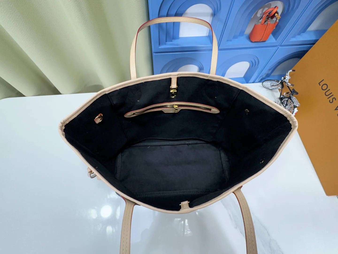 P260 upgraded original M40156 M40995 [latest color printing] Louis Vuitton's new interpretation of the neverfull classic handbag, explore the exquisite details inside the bag. Redesigned interior pockets feature fresh fabric linings and vintage details inspired by the Louis Vuitton archives, most notably the detachable zippered clutch, which can be used on its own as a sophisticated clutch or as an additional pocket. Bright lining tones add a lively feel to the classic monogram canvas. The most shining bag at night, only it can make you the brightest star in the night. Size 32x29x17cm