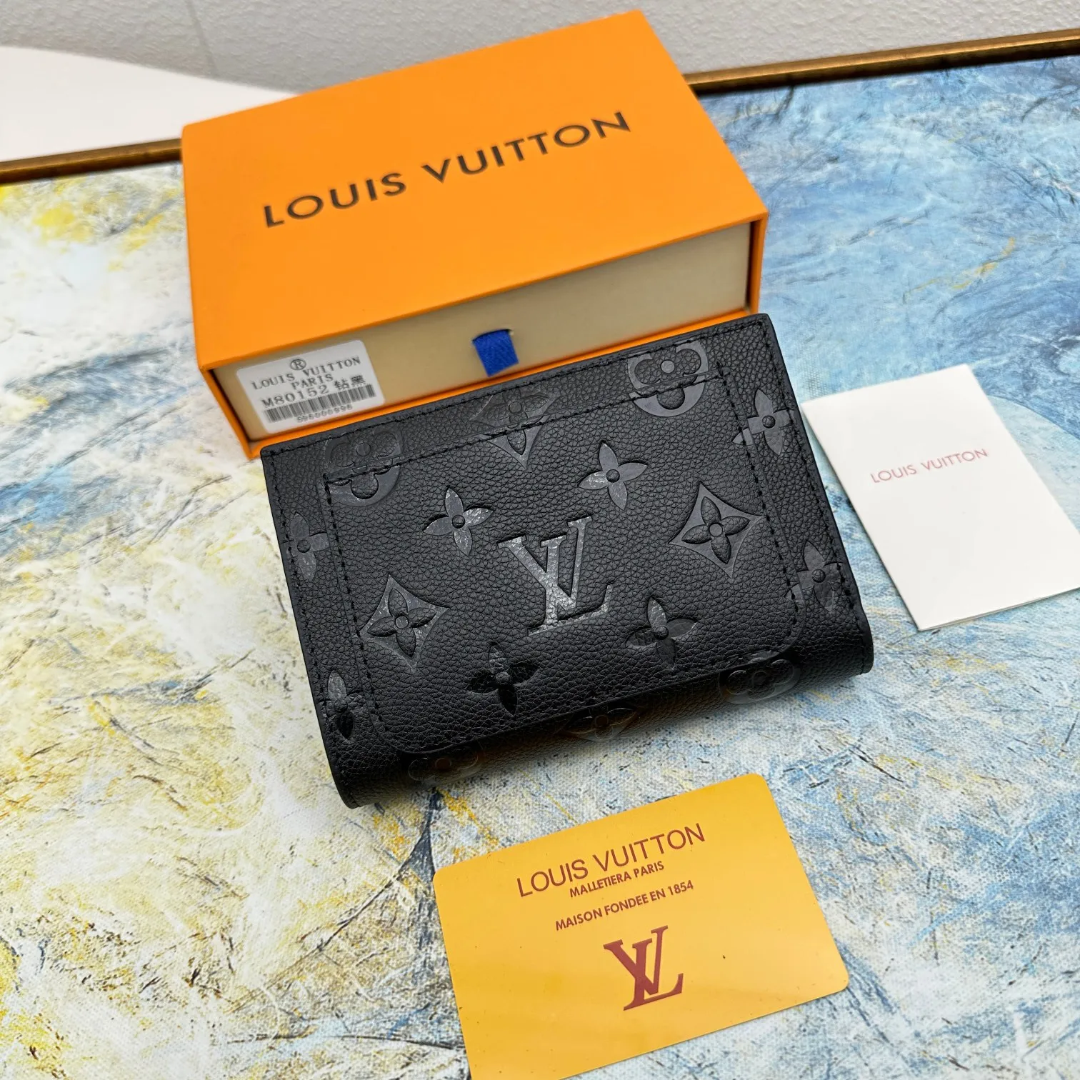 💰150 💎Top original version 🇫🇷 This Cléa wallet is made of Monogram Empreinte soft grained cowhide, embellished with Louis Vuitton's iconic Monogram embossed pattern. It has a stylish design, is exquisite and compact but has a spacious capacity. It is equipped with an external patch pocket, zipper coin pocket, banknote compartment and six credit card slots. Model: M80152 M80151 Dimensions: 12 x 9 x 3.5