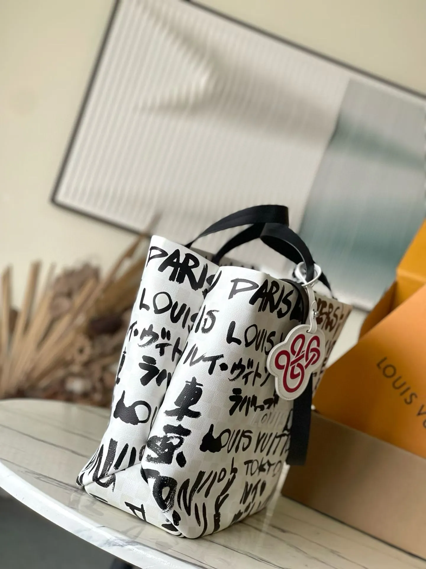 💰1100 Top Original Order M40797 ARISL ​​VERSET TON YPAKIS RSEM This Shopper Tote medium handbag has Damier checkerboard pattern superimposed with eye-catching hand-painted elements, witnessing the joint creativity of Pharrell Williams and Japanese designer Nigo. The names Louis Vuitton, Paris and Tokyo, as well as the words LVvers, are written in French and Japanese in both French and Japanese, and the patterned cotton lining displays Nigo's signature style. Dimensions: 40 × 32 × 16 cm