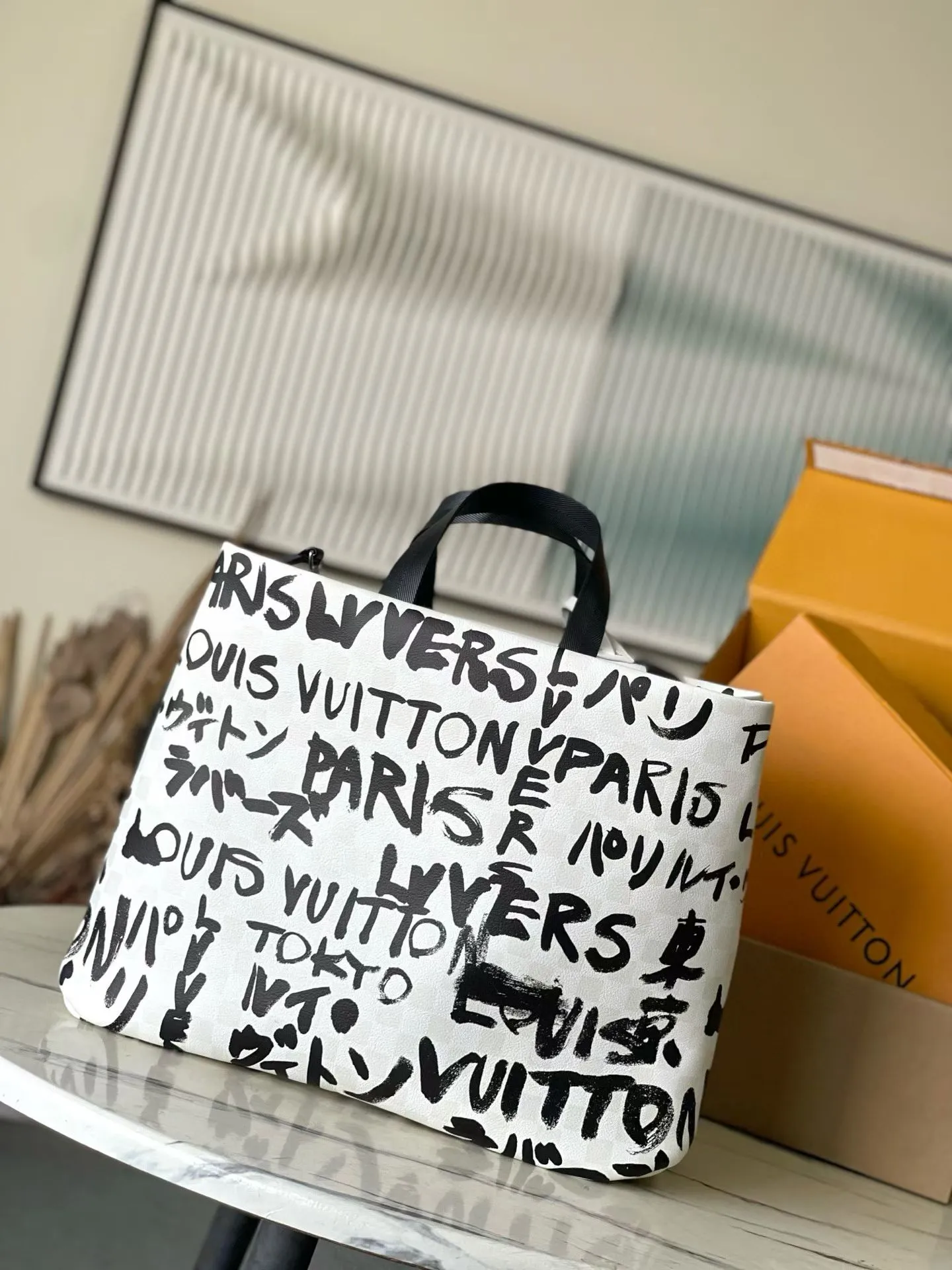 💰1100 Top Original Order M40797 ARISL ​​VERSET TON YPAKIS RSEM This Shopper Tote medium handbag has Damier checkerboard pattern superimposed with eye-catching hand-painted elements, witnessing the joint creativity of Pharrell Williams and Japanese designer Nigo. The names Louis Vuitton, Paris and Tokyo, as well as the words LVvers, are written in French and Japanese in both French and Japanese, and the patterned cotton lining displays Nigo's signature style. Dimensions: 40 × 32 × 16 cm
