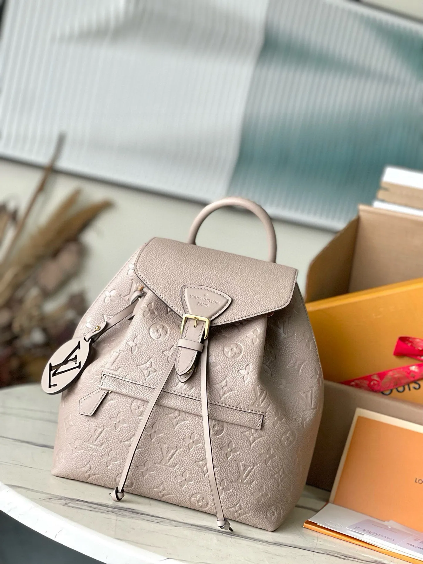 💰1140 (top-grain leather) top-quality original M45410 elephant gray Montsouris backpack this time wearing Monogram Empreinte embossed leather, embellished with vintage metal buckles and charms. The zippered outer pocket allows for easy access, and the adjustable shoulder strap provides a comfortable shoulder carrying experience. Dimensions: 27.5 x 33.0 x 14.0 cm