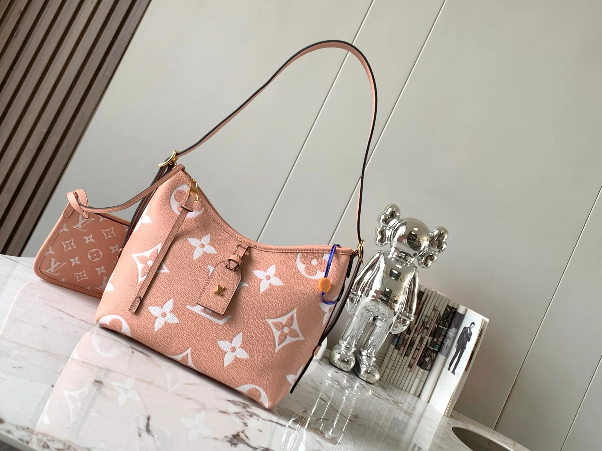 P1460 [Special quality original leather💋M46298 ballet pink] This small CarryAll handbag is made of Monogram Empreinte embossed leather dip-dyed in fresh colors. It has secure opening and closing, elegant interior and removable zipper bag, providing a comfortable choice for daily travel. With the clever use of the adjustable shoulder strap, you can switch between hand-carrying, shoulder-carrying and cross-body carrying.  Dimensions: 24 x 29.5 x 12 cm.