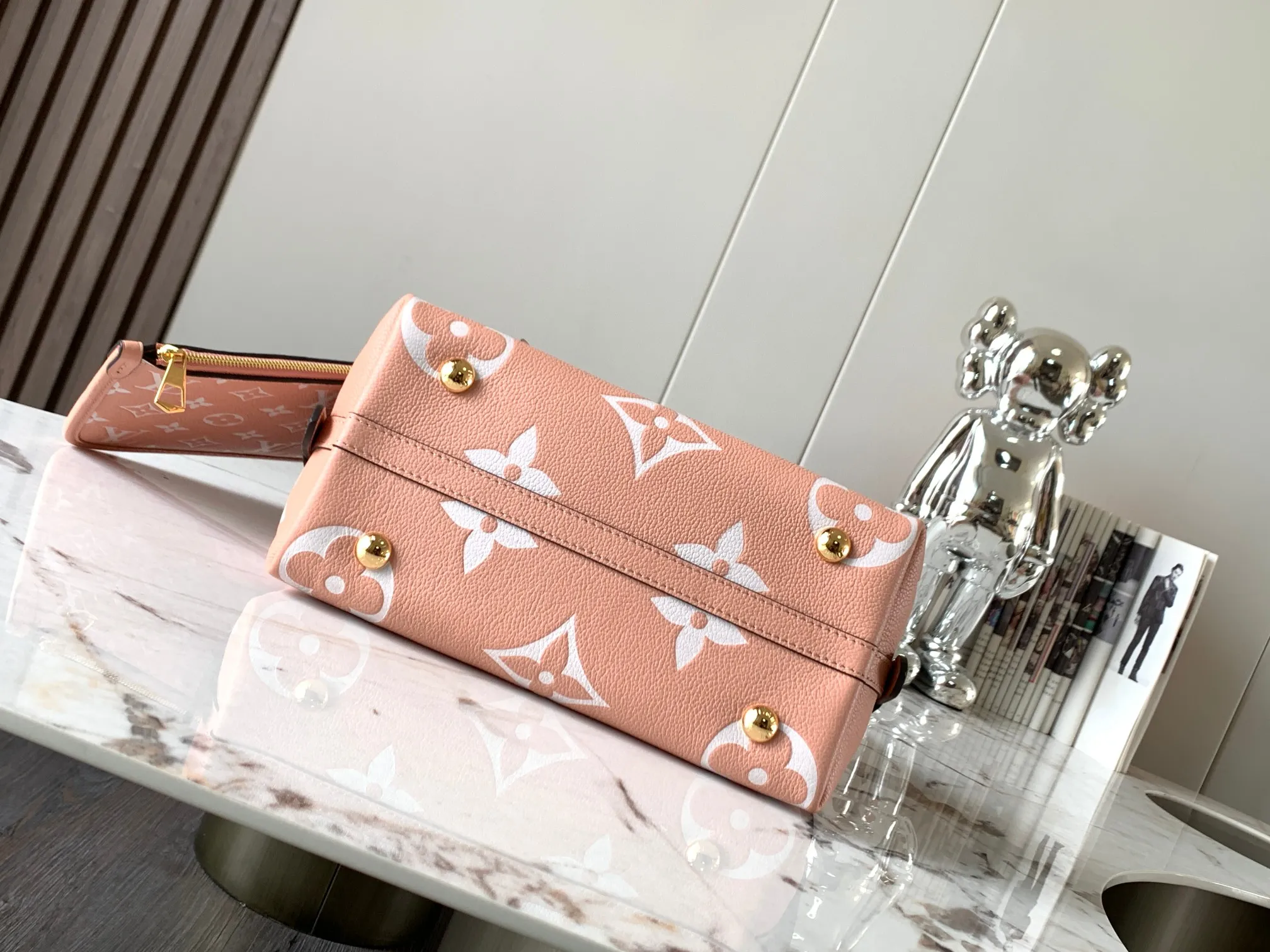 P1460 [Special quality original leather💋M46298 ballet pink] This small CarryAll handbag is made of Monogram Empreinte embossed leather dip-dyed in fresh colors. It has secure opening and closing, elegant interior and removable zipper bag, providing a comfortable choice for daily travel. With the clever use of the adjustable shoulder strap, you can switch between hand-carrying, shoulder-carrying and cross-body carrying.  Dimensions: 24 x 29.5 x 12 cm.