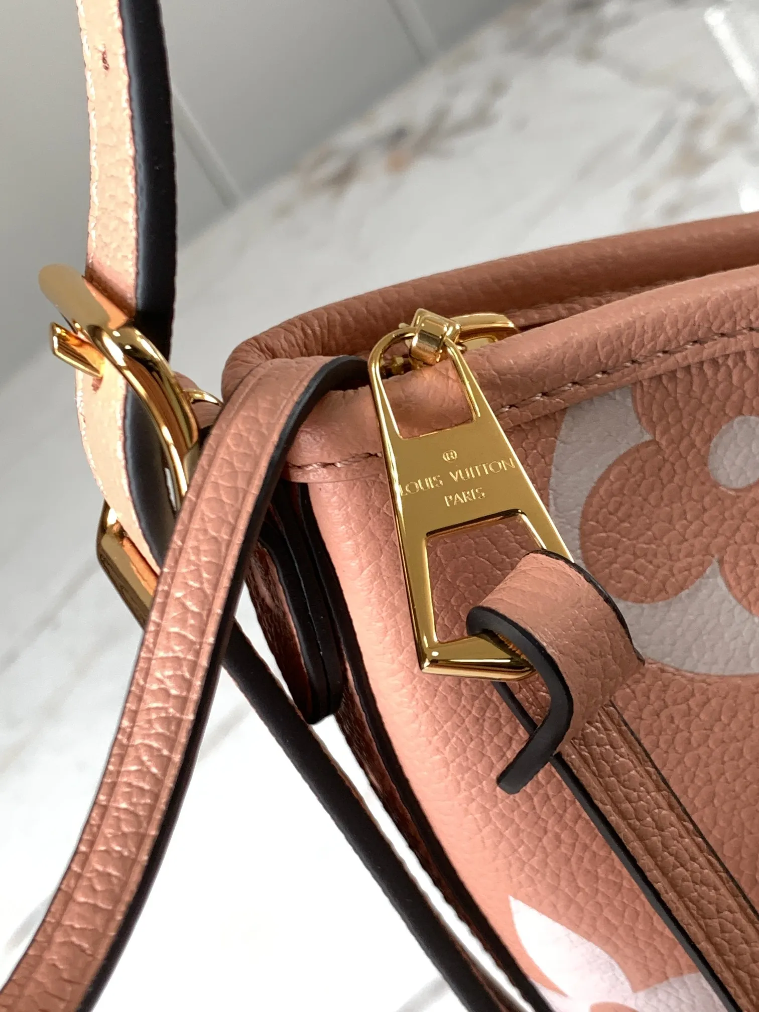 P1460 [Special quality original leather💋M46298 ballet pink] This small CarryAll handbag is made of Monogram Empreinte embossed leather dip-dyed in fresh colors. It has secure opening and closing, elegant interior and removable zipper bag, providing a comfortable choice for daily travel. With the clever use of the adjustable shoulder strap, you can switch between hand-carrying, shoulder-carrying and cross-body carrying.  Dimensions: 24 x 29.5 x 12 cm.