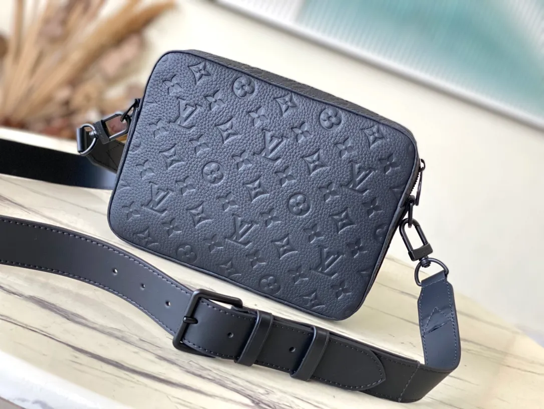 💰1100 (first-grain leather) Top-quality original M57307 full leather This new Steamer messenger bag injects the brand's traditional elements into the New Classics series with exquisite shape. Soft Monogram Taurillon leather is paired with classic elements like a Steamer-style chain. Comes with a detachable shoulder strap for easy carrying. Zippered compartments provide ample storage space, and front pocket flaps and magnetic locks keep items safe. Dimensions: 23.5 x 17 x 6 cm