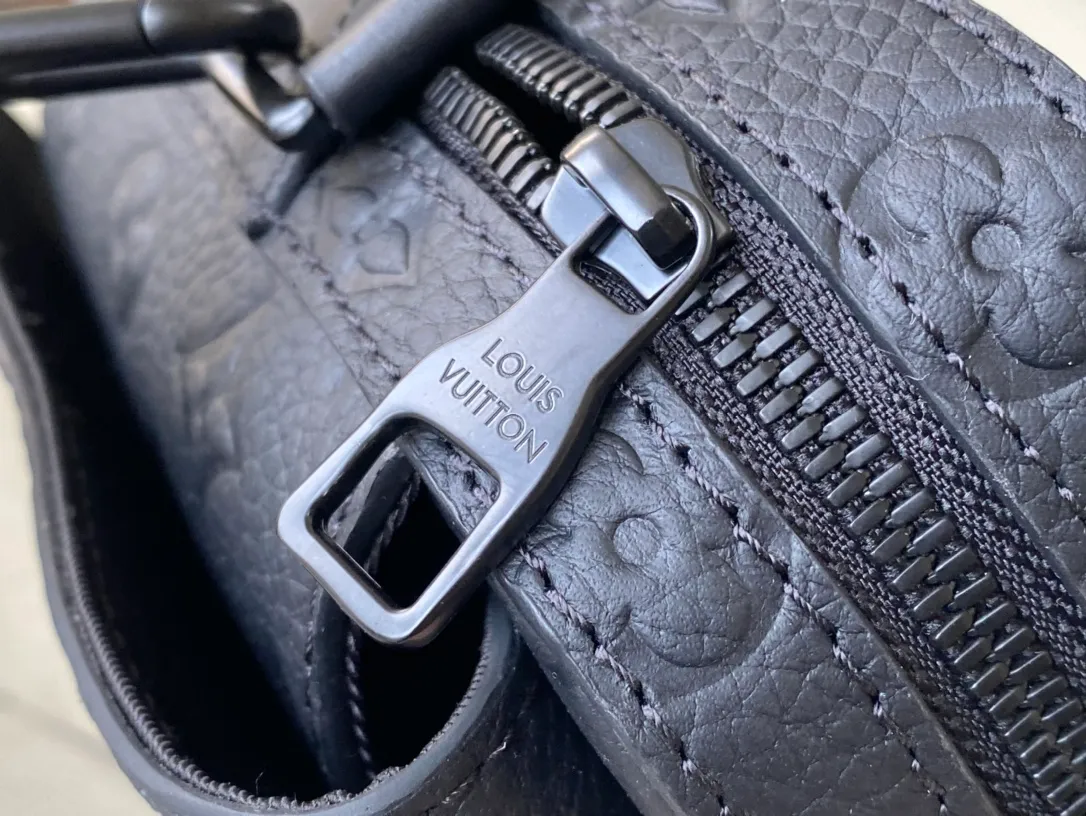💰1100 (first-grain leather) Top-quality original M57307 full leather This new Steamer messenger bag injects the brand's traditional elements into the New Classics series with exquisite shape. Soft Monogram Taurillon leather is paired with classic elements like a Steamer-style chain. Comes with a detachable shoulder strap for easy carrying. Zippered compartments provide ample storage space, and front pocket flaps and magnetic locks keep items safe. Dimensions: 23.5 x 17 x 6 cm