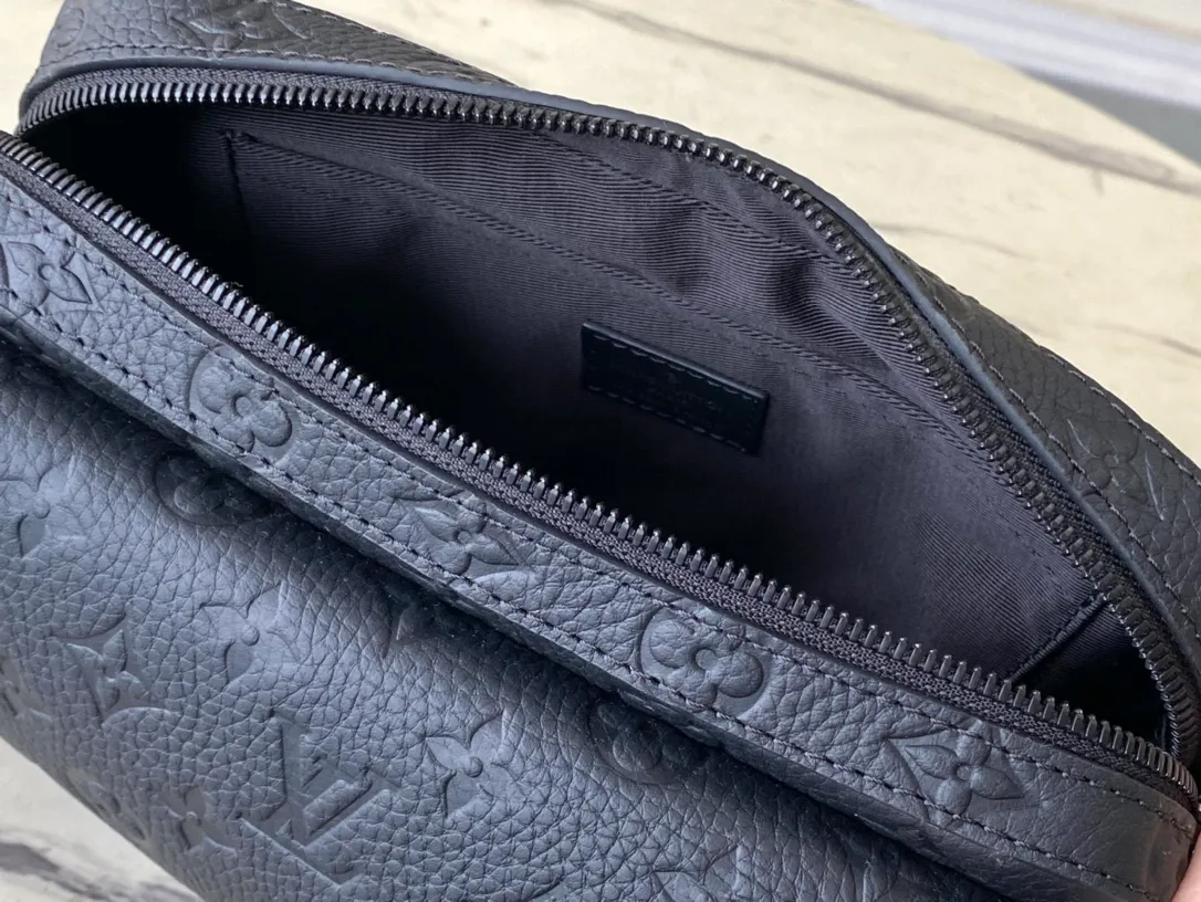 💰1100 (first-grain leather) Top-quality original M57307 full leather This new Steamer messenger bag injects the brand's traditional elements into the New Classics series with exquisite shape. Soft Monogram Taurillon leather is paired with classic elements like a Steamer-style chain. Comes with a detachable shoulder strap for easy carrying. Zippered compartments provide ample storage space, and front pocket flaps and magnetic locks keep items safe. Dimensions: 23.5 x 17 x 6 cm