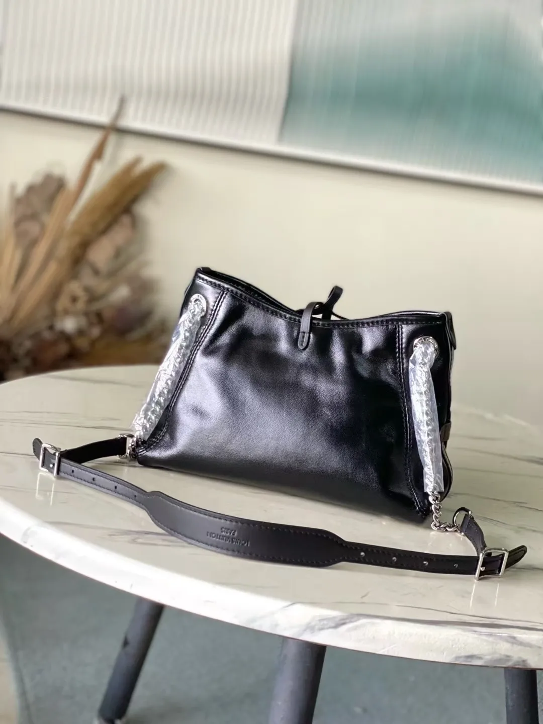 💰1100 (top layer leather) top original order M12888 This CarryAllBB handbag outlines a plump outline with neat lines. The classic sheepskin is embellished with a shiny Monogram flower metal chain, which contrasts with the Monogram canvas brand name. The zippered inner pocket allows for easy access to cards and small items. Dimensions: 26 × 17 × 10 cm