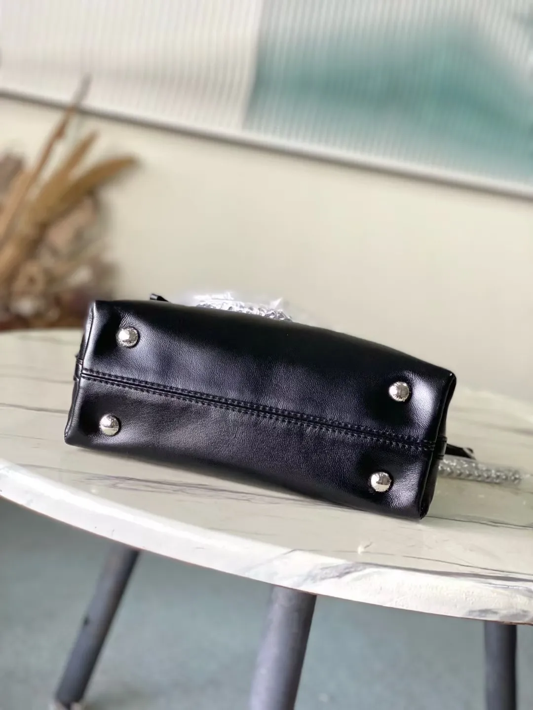 💰1100 (top layer leather) top original order M12888 This CarryAllBB handbag outlines a plump outline with neat lines. The classic sheepskin is embellished with a shiny Monogram flower metal chain, which contrasts with the Monogram canvas brand name. The zippered inner pocket allows for easy access to cards and small items. Dimensions: 26 × 17 × 10 cm