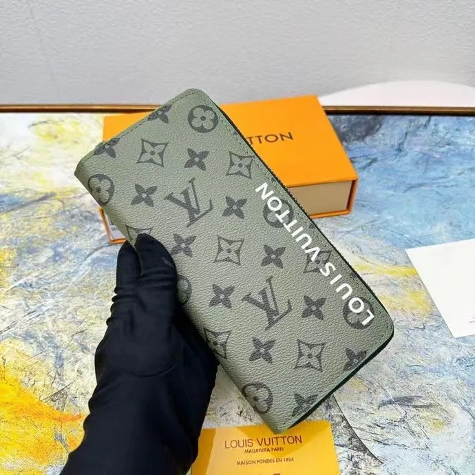 P140 This zipper wallet M82796 is spliced ​​with 63895 new Monogram canvas and the iconic Monogram pattern lining. The vertical Louis Vuitton logo is embellished on it, and the card slot and banknote compartment provide ample space.