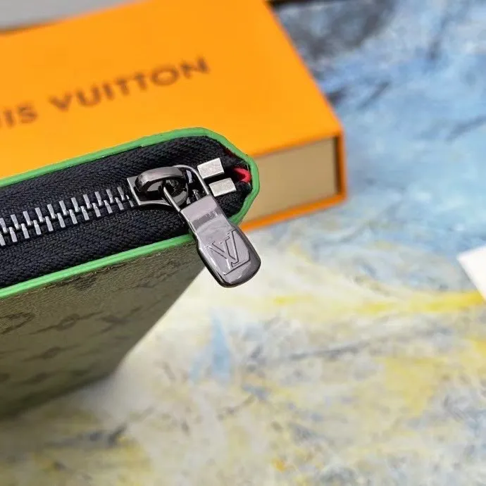 P140 This zipper wallet M82796 is spliced ​​with 63895 new Monogram canvas and the iconic Monogram pattern lining. The vertical Louis Vuitton logo is embellished on it, and the card slot and banknote compartment provide ample space.