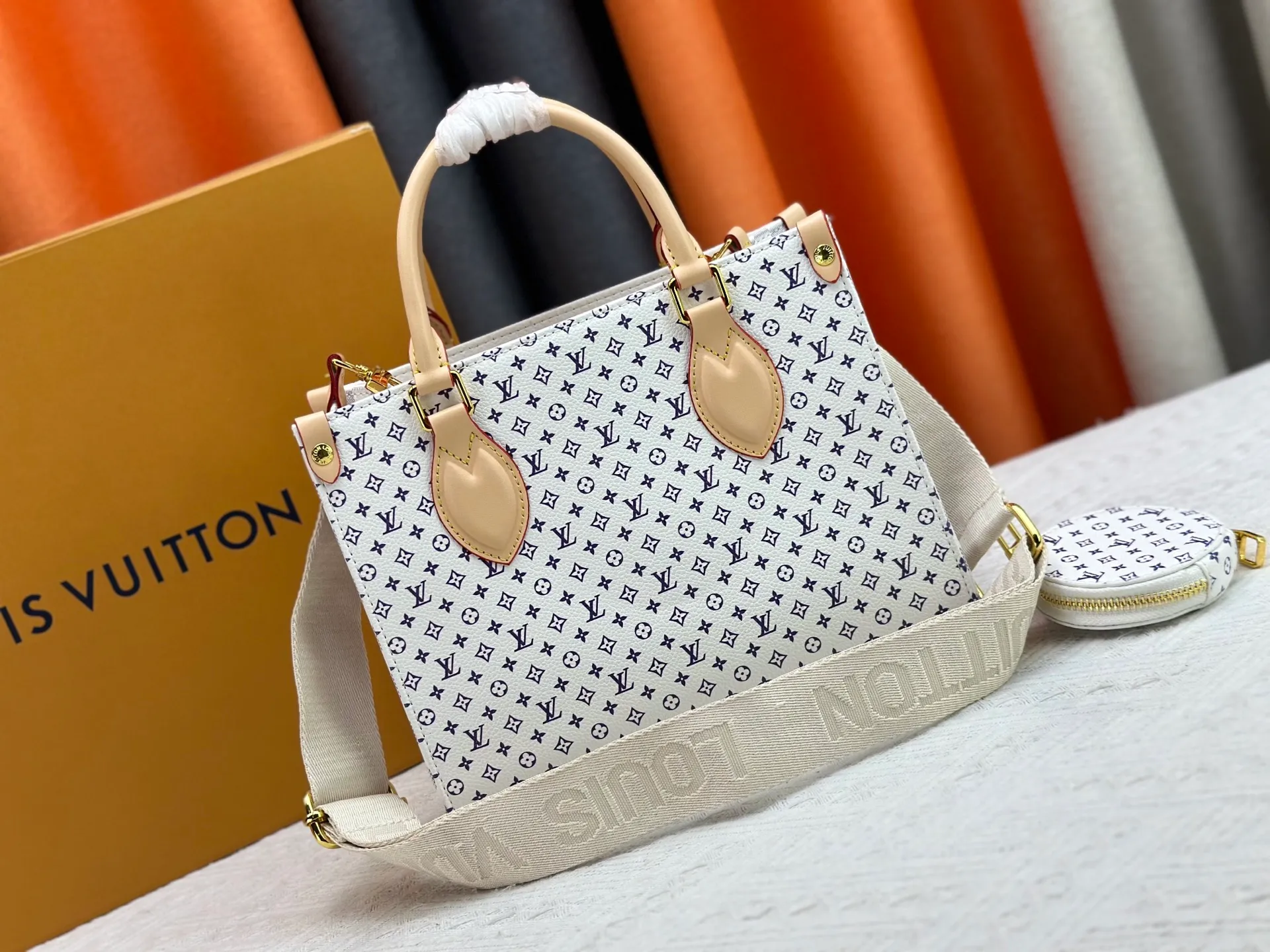 P300 Upgraded Original M46373 White Flower This OnTheGo small handbag is made of Monogram and Monogram Reverse canvas, with the Monogram Giant pattern embellished on it. The Toron handle and the jacquard textured shoulder strap decorated with the brand's logo create a visual contrast, and the detachable coin bag is suitable for storing change or small items. It combines fashionable charm with various functions, making it a good daily companion. 25.0 x 19.0 x 11.5 cm (length x height x width)