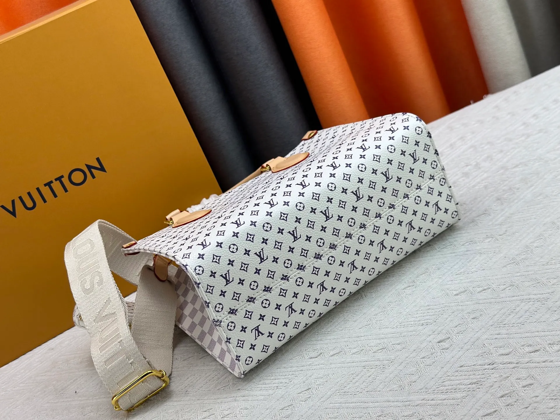 P300 Upgraded Original M46373 White Flower This OnTheGo small handbag is made of Monogram and Monogram Reverse canvas, with the Monogram Giant pattern embellished on it. The Toron handle and the jacquard textured shoulder strap decorated with the brand's logo create a visual contrast, and the detachable coin bag is suitable for storing change or small items. It combines fashionable charm with various functions, making it a good daily companion. 25.0 x 19.0 x 11.5 cm (length x height x width)
