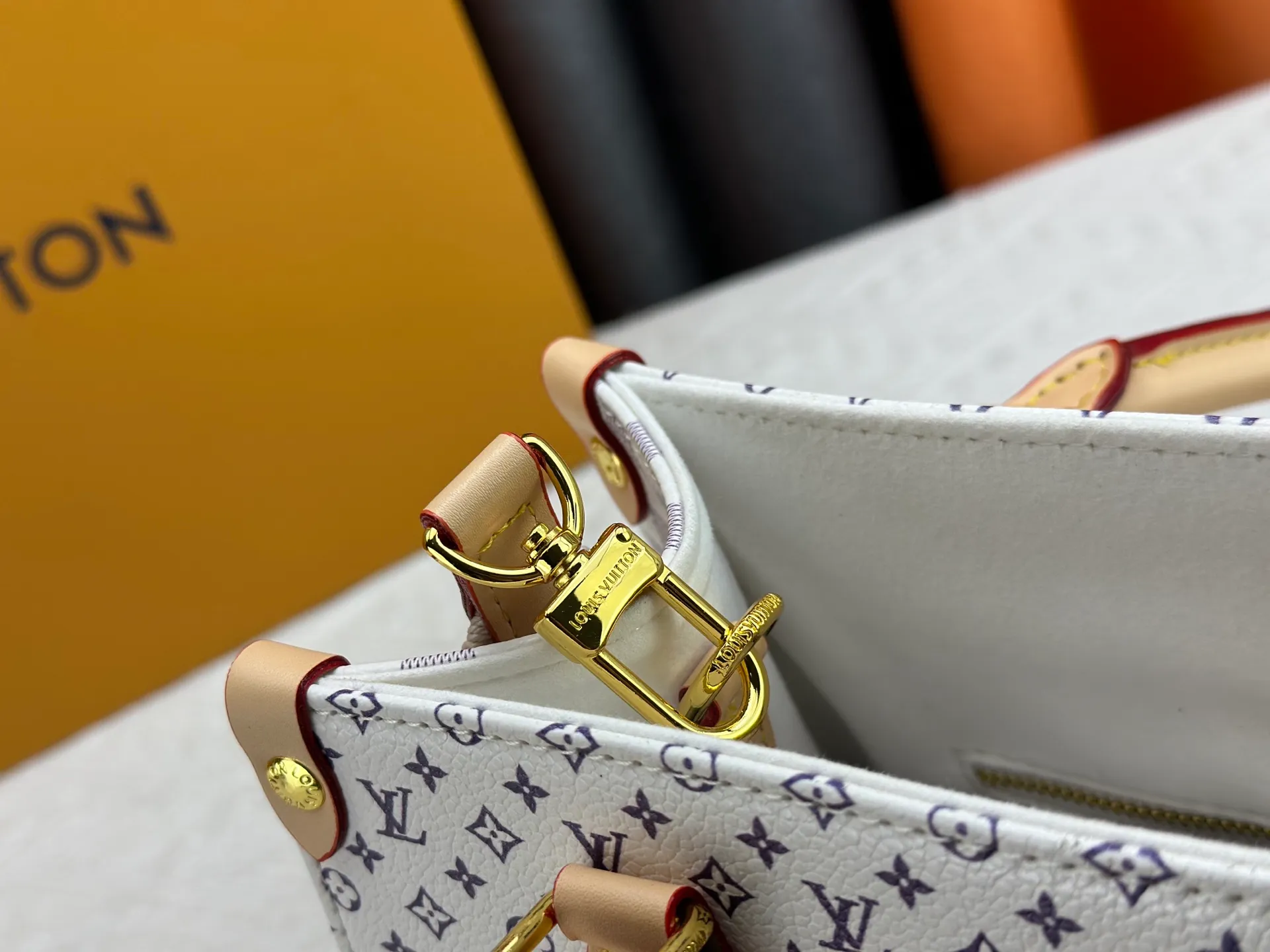P300 Upgraded Original M46373 White Flower This OnTheGo small handbag is made of Monogram and Monogram Reverse canvas, with the Monogram Giant pattern embellished on it. The Toron handle and the jacquard textured shoulder strap decorated with the brand's logo create a visual contrast, and the detachable coin bag is suitable for storing change or small items. It combines fashionable charm with various functions, making it a good daily companion. 25.0 x 19.0 x 11.5 cm (length x height x width)
