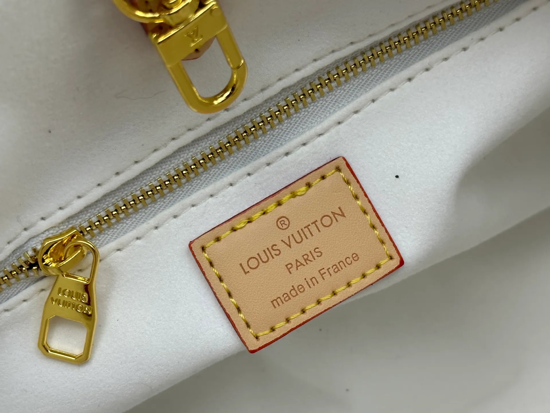 P300 Upgraded Original M46373 White Flower This OnTheGo small handbag is made of Monogram and Monogram Reverse canvas, with the Monogram Giant pattern embellished on it. The Toron handle and the jacquard textured shoulder strap decorated with the brand's logo create a visual contrast, and the detachable coin bag is suitable for storing change or small items. It combines fashionable charm with various functions, making it a good daily companion. 25.0 x 19.0 x 11.5 cm (length x height x width)